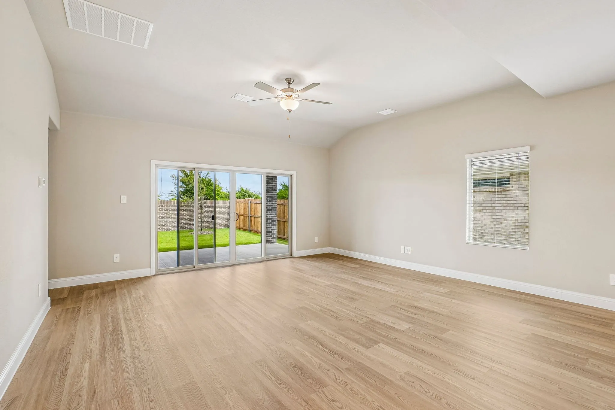  Photo is not of the actual home, but is an inspirational photo of builder’s model home and may depict options, furnishings, and/or decorator features that are not included.
