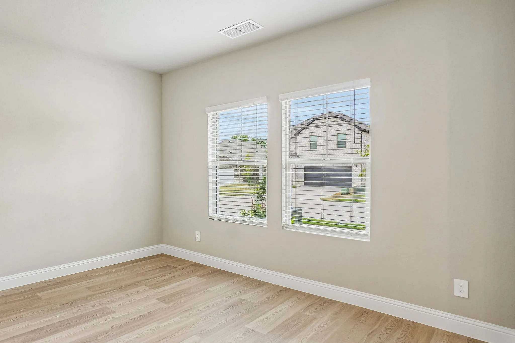  Photo is not of the actual home, but is an inspirational photo of builder’s model home and may depict options, furnishings, and/or decorator features that are not included.

