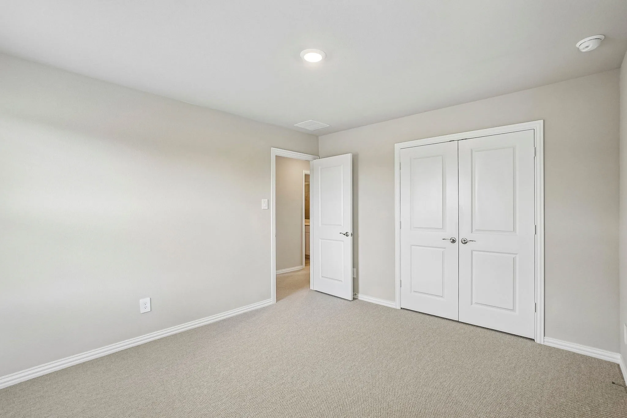  Photo is not of the actual home, but is an inspirational photo of builder’s model home and may depict options, furnishings, and/or decorator features that are not included.
