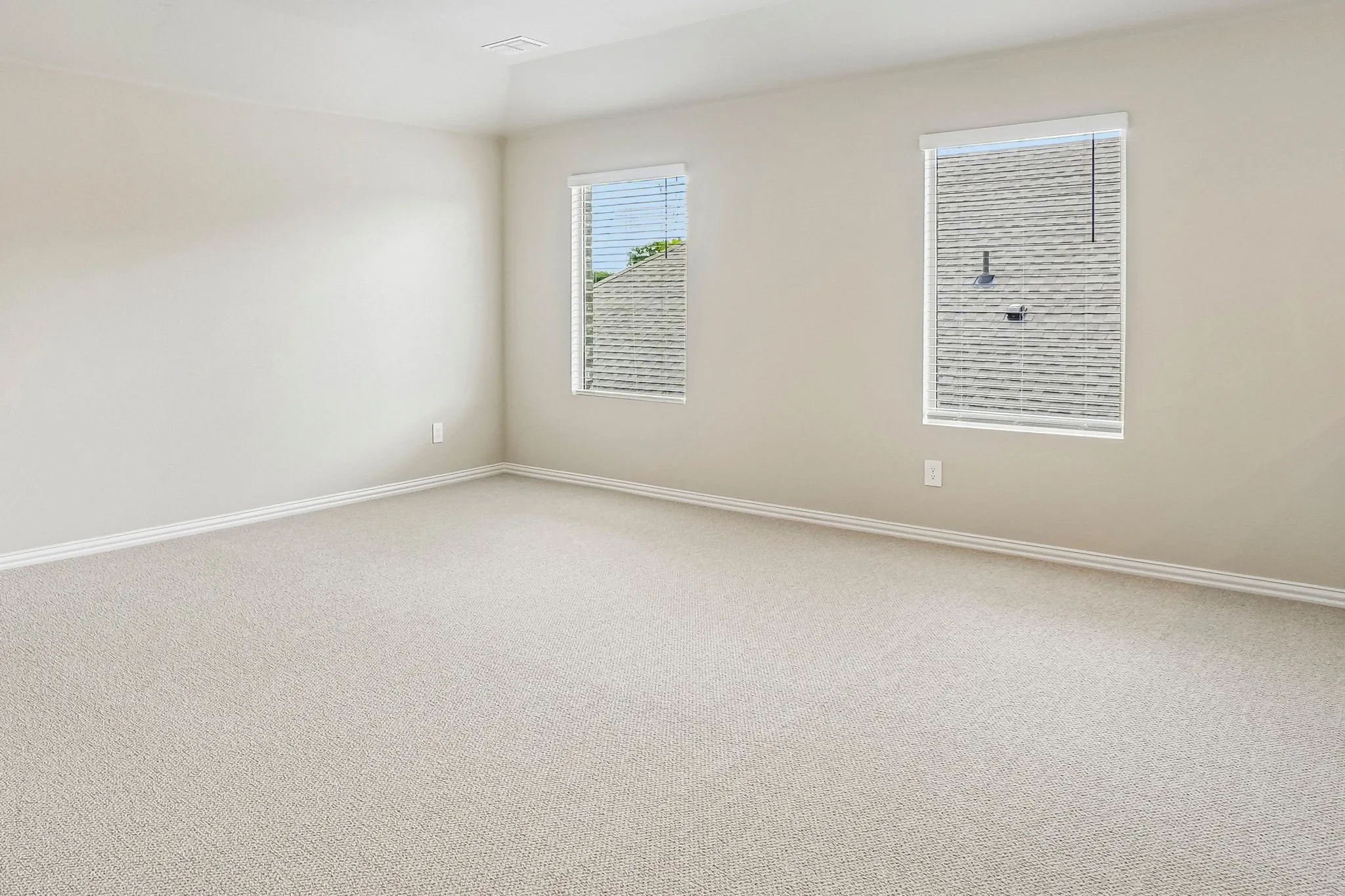  Photo is not of the actual home, but is an inspirational photo of builder’s model home and may depict options, furnishings, and/or decorator features that are not included.
