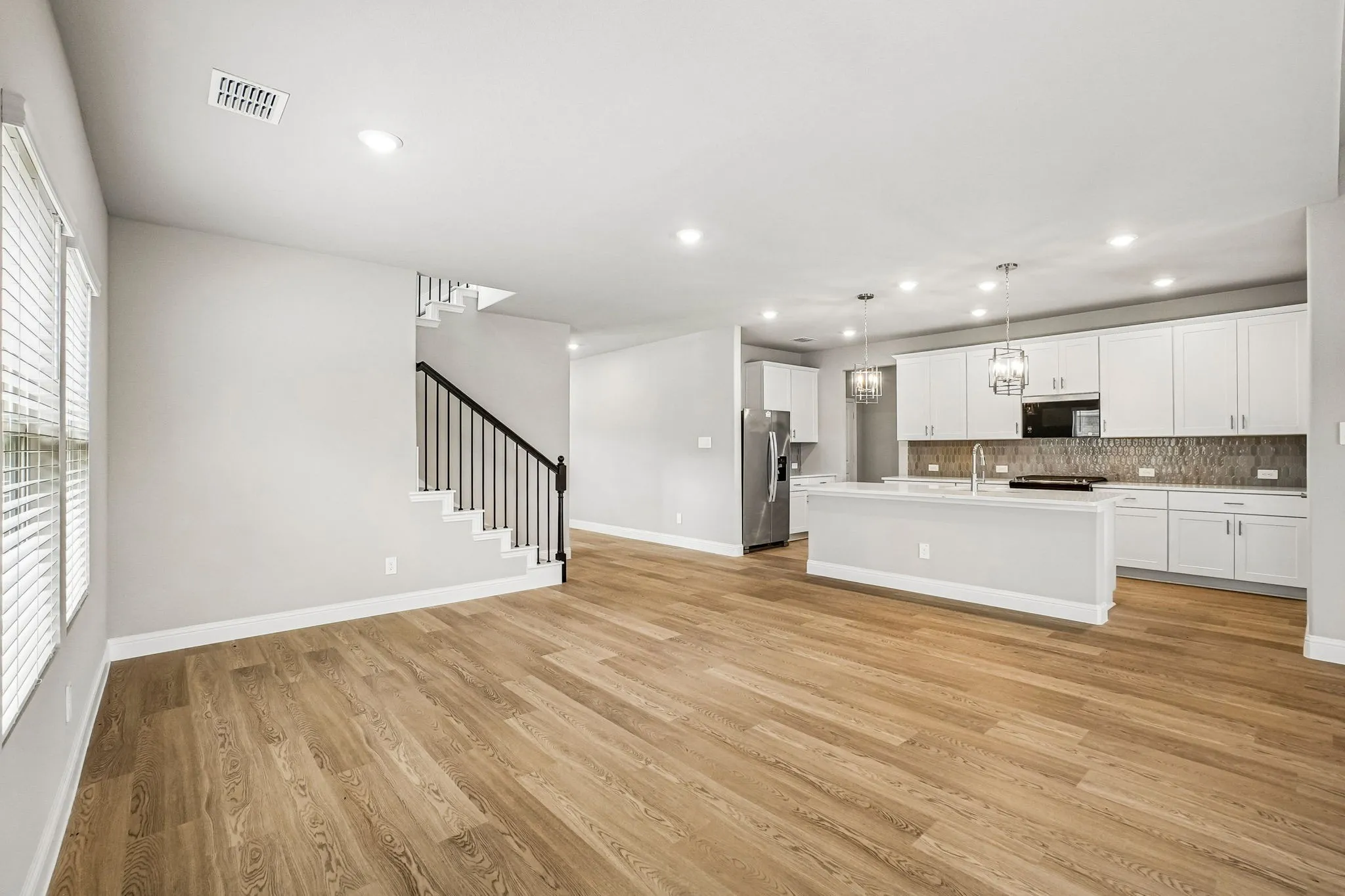  Photo is not of the actual home, but is an inspirational photo of builder’s model home and may depict options, furnishings, and/or decorator features that are not included.
