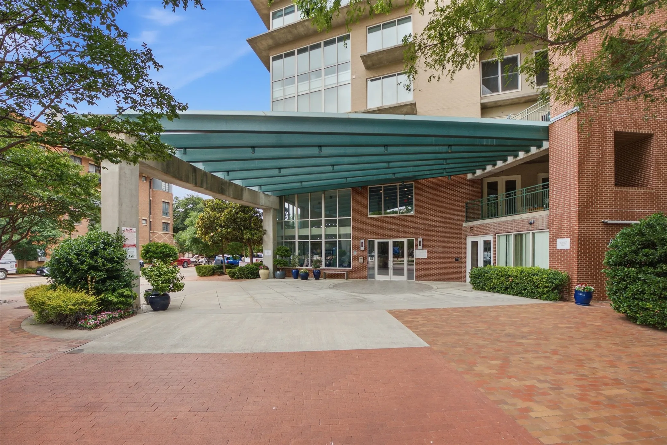Condominium For Sale in Dallas County , 5055 Addison Circle 209, Addison, Texas 75001, 1 Bedroom, 1 Bathroom, 1 Garage spaces, 1,328 Sqft, built in 2000, mls#21355935, Real Estate Agent in Addison, Homes For Sale in Dallas county, Homes For Sale in Addison, Realtor in Addison Texas, Real Estate Brokerage Independent Realty Texas, Luminita Cordes Realtor