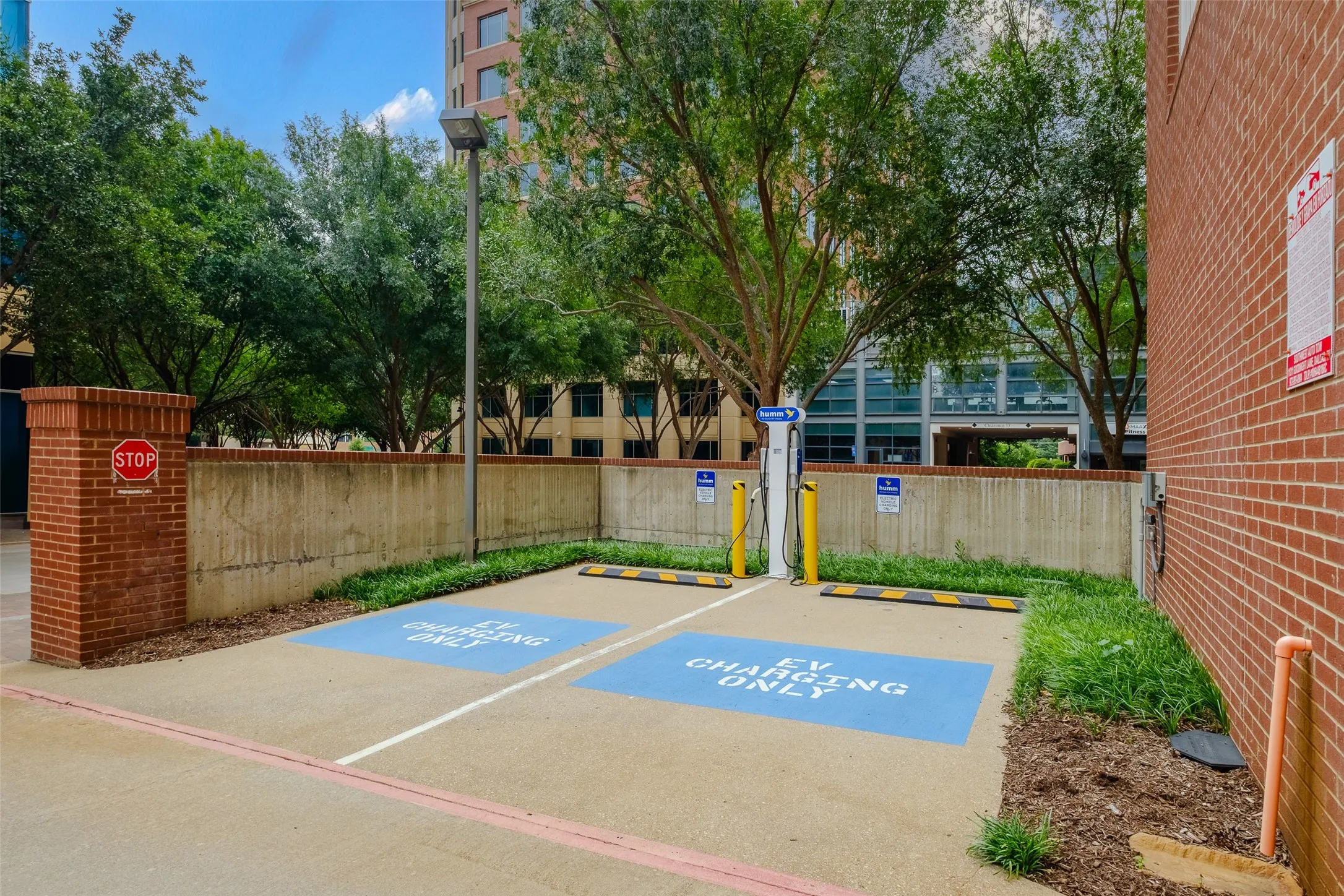 Condominium For Sale in Dallas County , 5055 Addison Circle 209, Addison, Texas 75001, 1 Bedroom, 1 Bathroom, 1 Garage spaces, 1,328 Sqft, built in 2000, mls#21355935, Real Estate Agent in Addison, Homes For Sale in Dallas county, Homes For Sale in Addison, Realtor in Addison Texas, Real Estate Brokerage Independent Realty Texas, Luminita Cordes Realtor