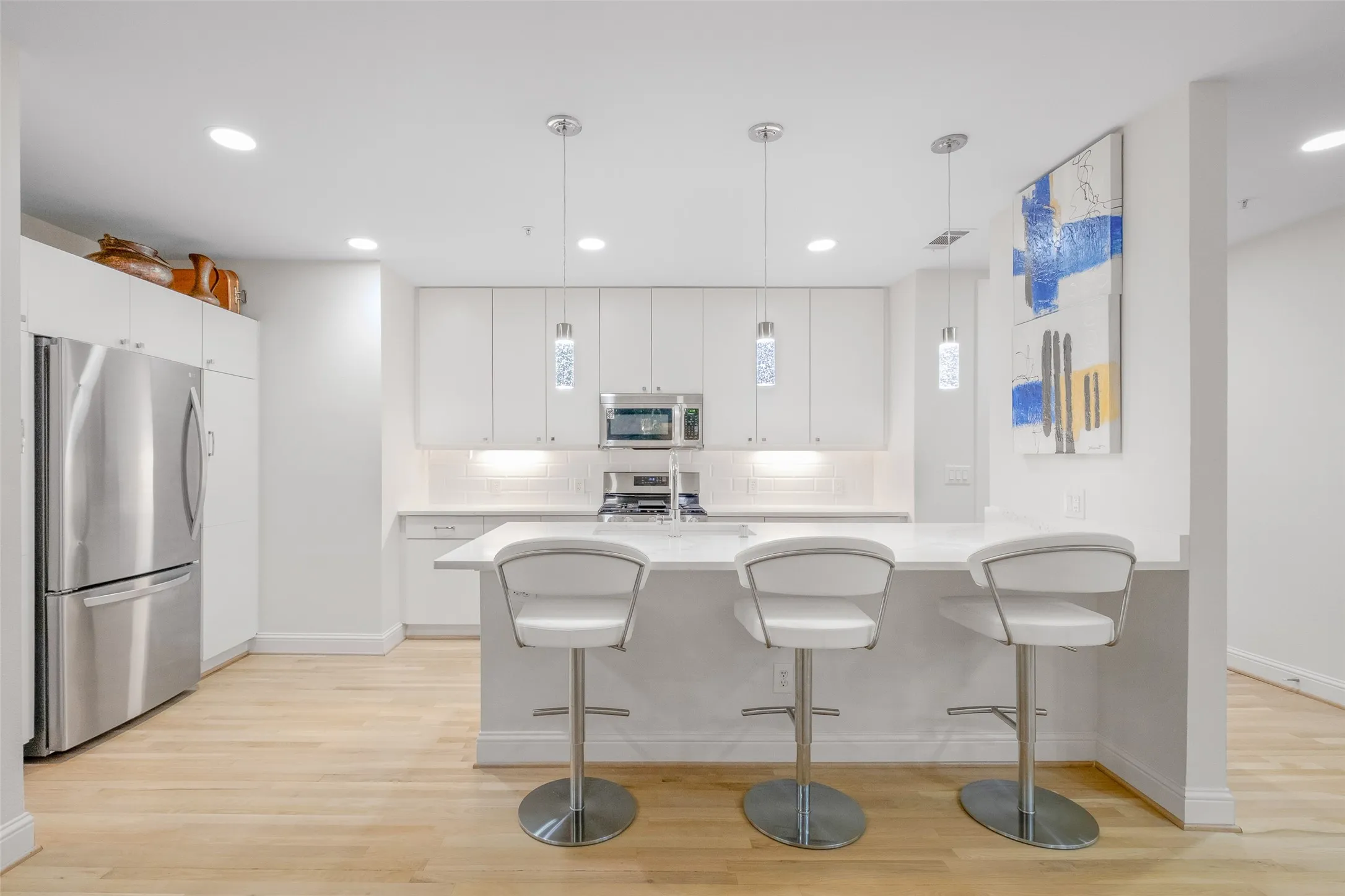 Condominium For Sale in Dallas County , 5055 Addison Circle 209, Addison, Texas 75001, 1 Bedroom, 1 Bathroom, 1 Garage spaces, 1,328 Sqft, built in 2000, mls#21355935, Real Estate Agent in Addison, Homes For Sale in Dallas county, Homes For Sale in Addison, Realtor in Addison Texas, Real Estate Brokerage Independent Realty Texas, Luminita Cordes Realtor