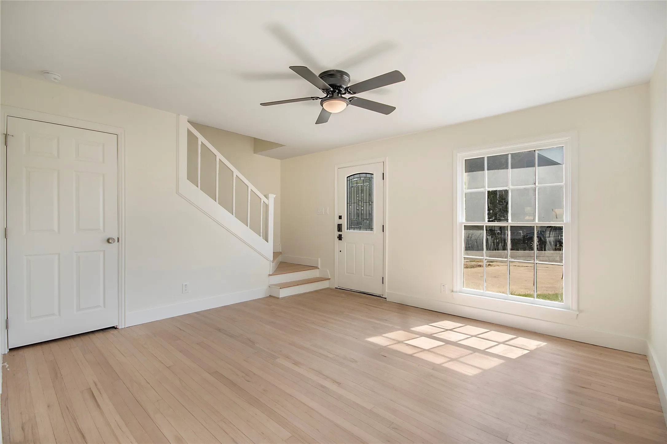 Duplex For Rent in Dallas County , 305 N Oak Cliff Boulevard, Dallas, Texas 75208, 2 Bedroom, 1 Bathroom, Garage spaces, 891 Sqft, built in 1943, mls#21358404, Real Estate Agent in Dallas, Homes For Rent in Dallas county, Homes For Rent in Dallas, Realtor in Dallas Texas, Real Estate Brokerage Independent Realty Texas, Luminita Cordes Realtor