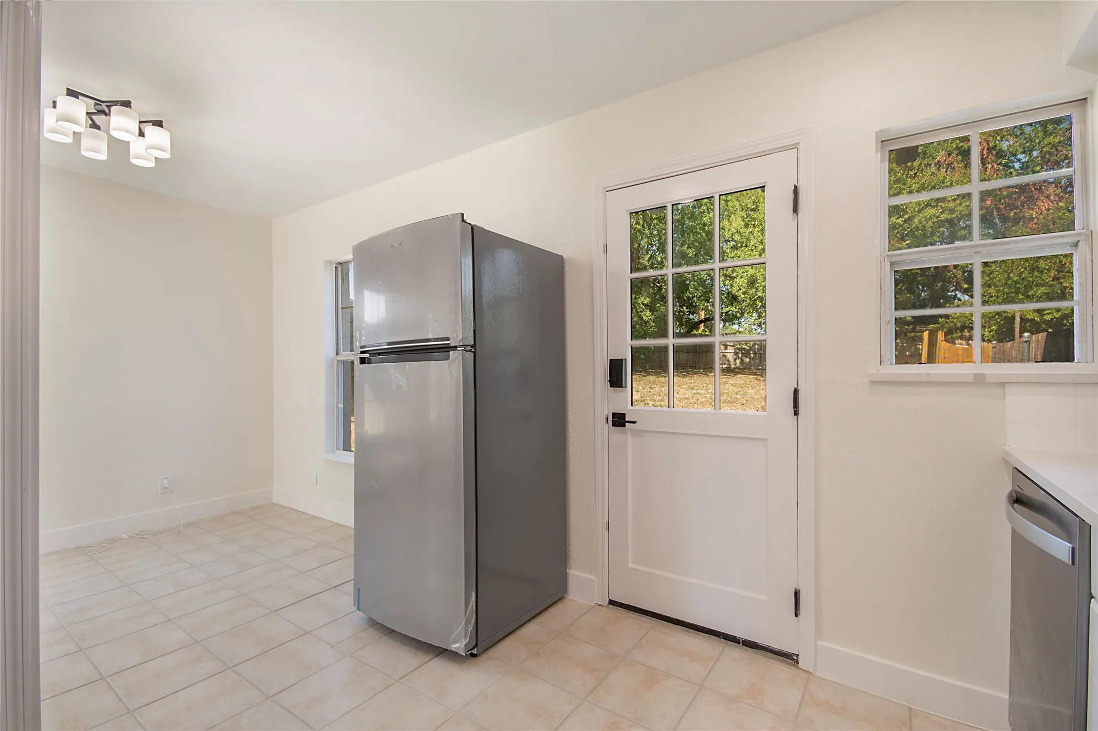Duplex For Rent in Dallas County , 305 N Oak Cliff Boulevard, Dallas, Texas 75208, 2 Bedroom, 1 Bathroom, Garage spaces, 891 Sqft, built in 1943, mls#21358404, Real Estate Agent in Dallas, Homes For Rent in Dallas county, Homes For Rent in Dallas, Realtor in Dallas Texas, Real Estate Brokerage Independent Realty Texas, Luminita Cordes Realtor