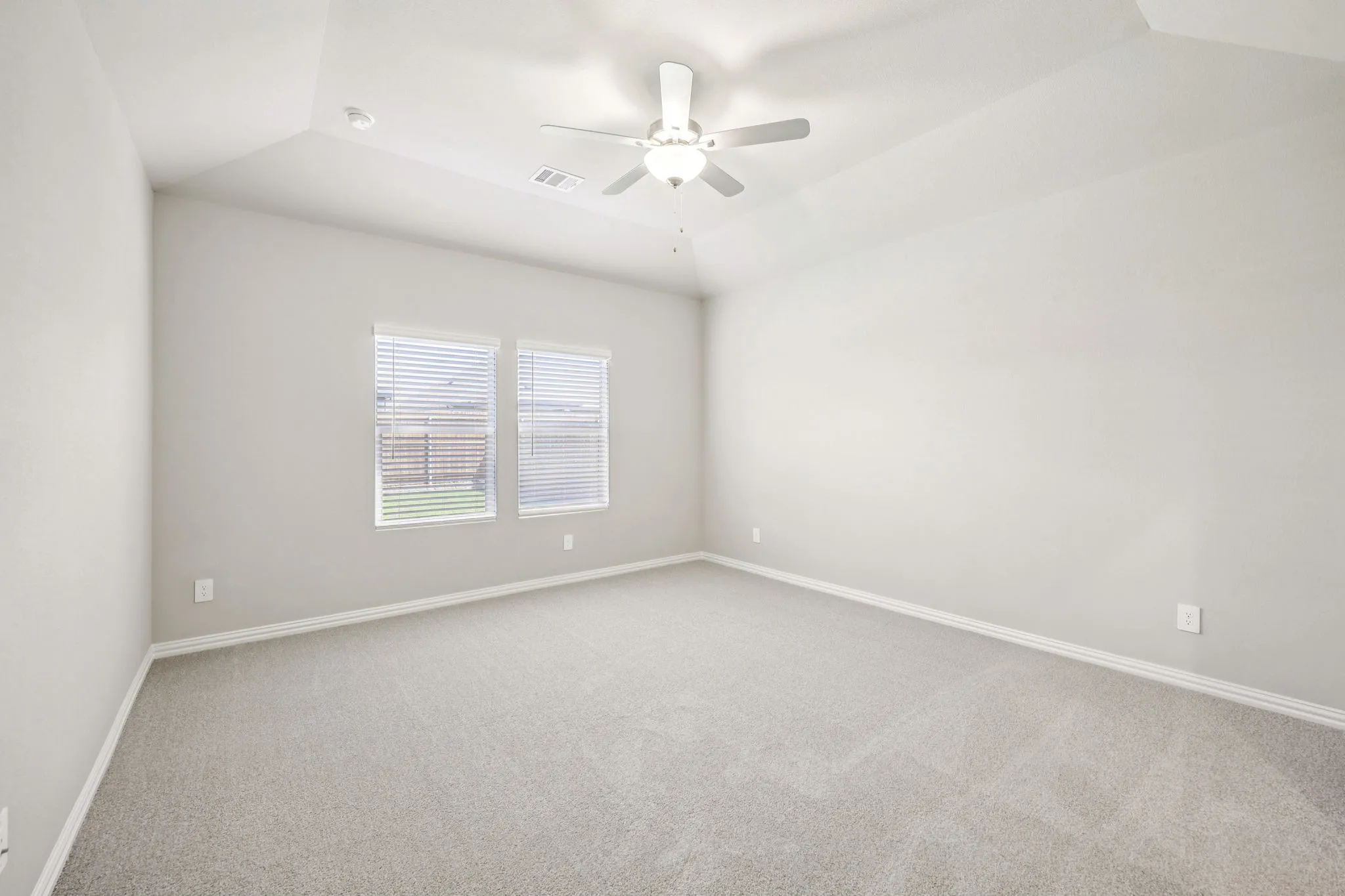  Photo is not of the actual home, but is an inspirational photo of builder’s model home and may depict options, furnishings, and/or decorator features that are not included.
