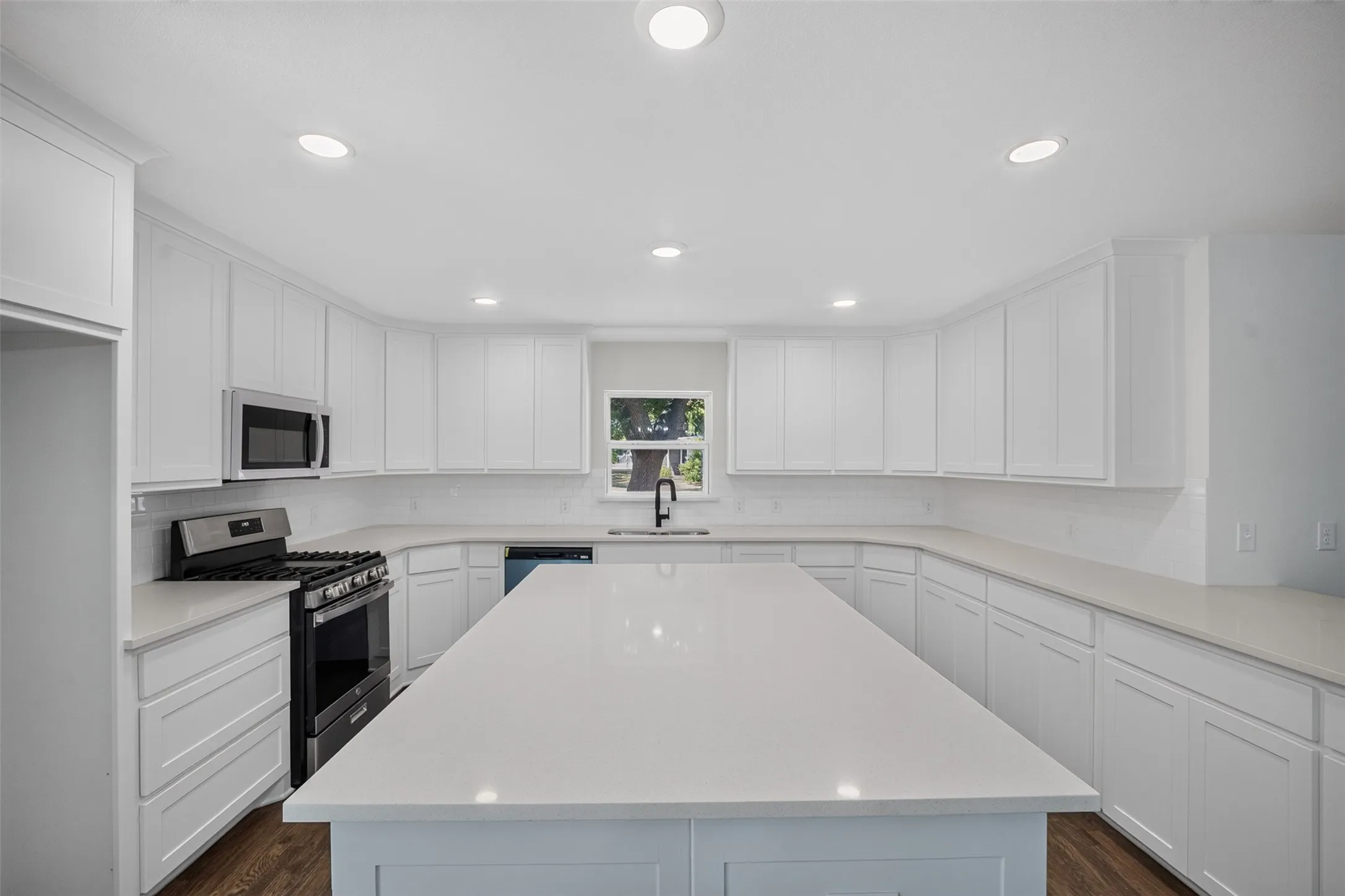 Single Family Residence For Sale in Johnson County , 314 N Anglin Street, Cleburne, Texas 76031, 4 Bedroom, 4 Bathroom, Garage spaces, 2,966 Sqft, built in 1920, mls#21357331, Real Estate Agent in Cleburne, Homes For Sale in Johnson county, Homes For Sale in Cleburne, Realtor in Cleburne Texas, Real Estate Brokerage Independent Realty Texas, Luminita Cordes Realtor