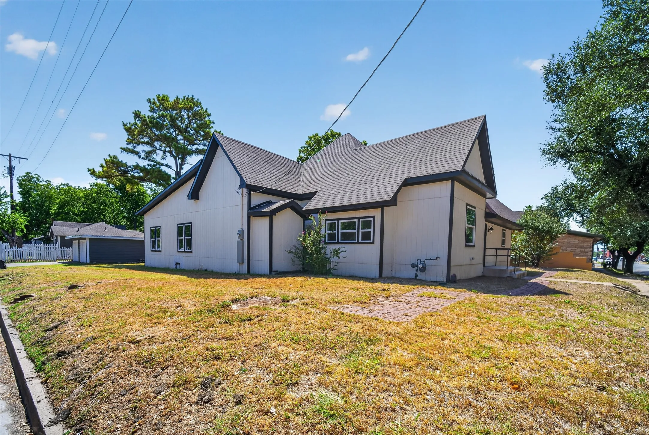 Single Family Residence For Sale in Johnson County , 314 N Anglin Street, Cleburne, Texas 76031, 4 Bedroom, 4 Bathroom, Garage spaces, 2,966 Sqft, built in 1920, mls#21357331, Real Estate Agent in Cleburne, Homes For Sale in Johnson county, Homes For Sale in Cleburne, Realtor in Cleburne Texas, Real Estate Brokerage Independent Realty Texas, Luminita Cordes Realtor