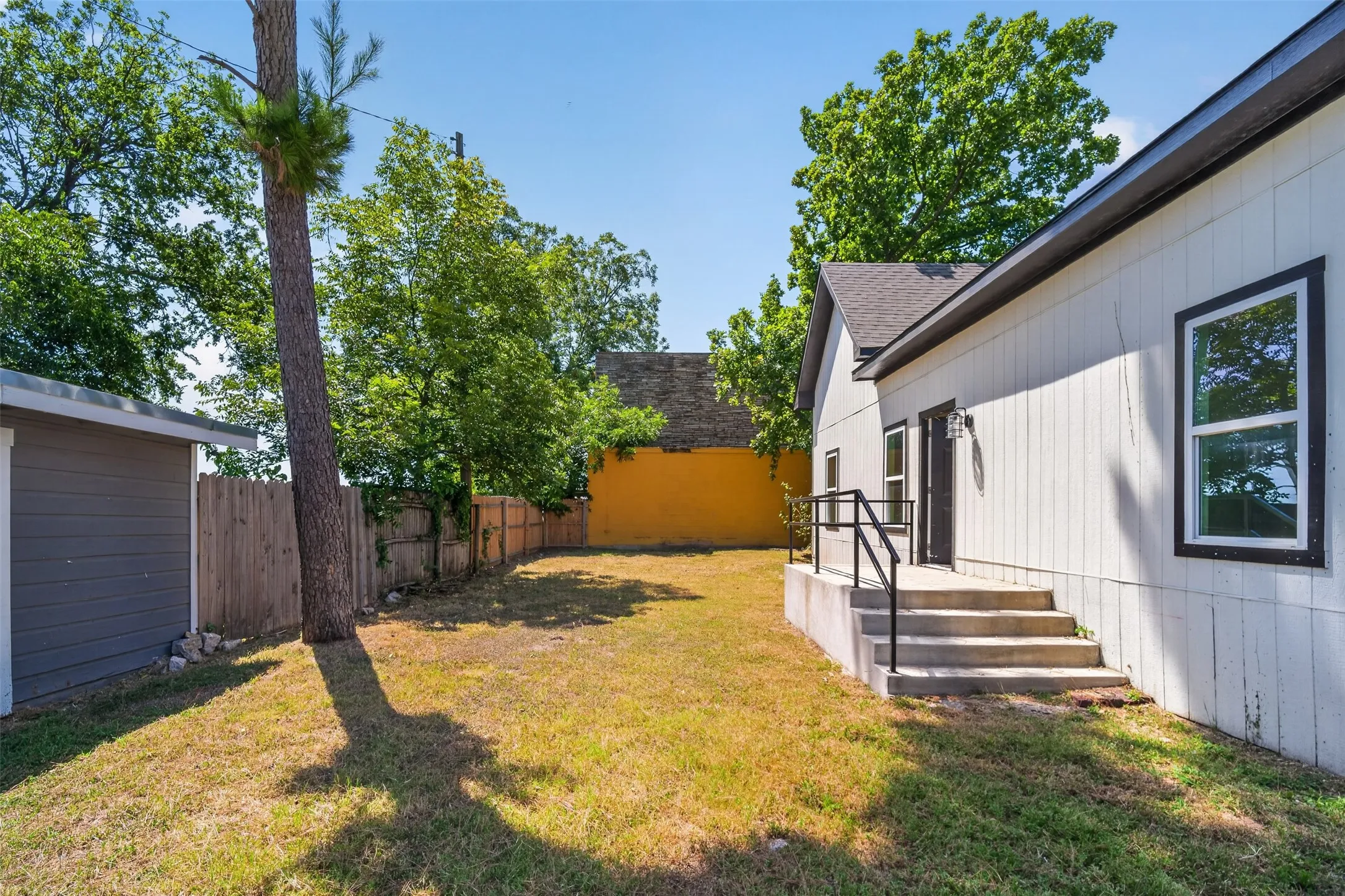 Single Family Residence For Sale in Johnson County , 314 N Anglin Street, Cleburne, Texas 76031, 4 Bedroom, 4 Bathroom, Garage spaces, 2,966 Sqft, built in 1920, mls#21357331, Real Estate Agent in Cleburne, Homes For Sale in Johnson county, Homes For Sale in Cleburne, Realtor in Cleburne Texas, Real Estate Brokerage Independent Realty Texas, Luminita Cordes Realtor