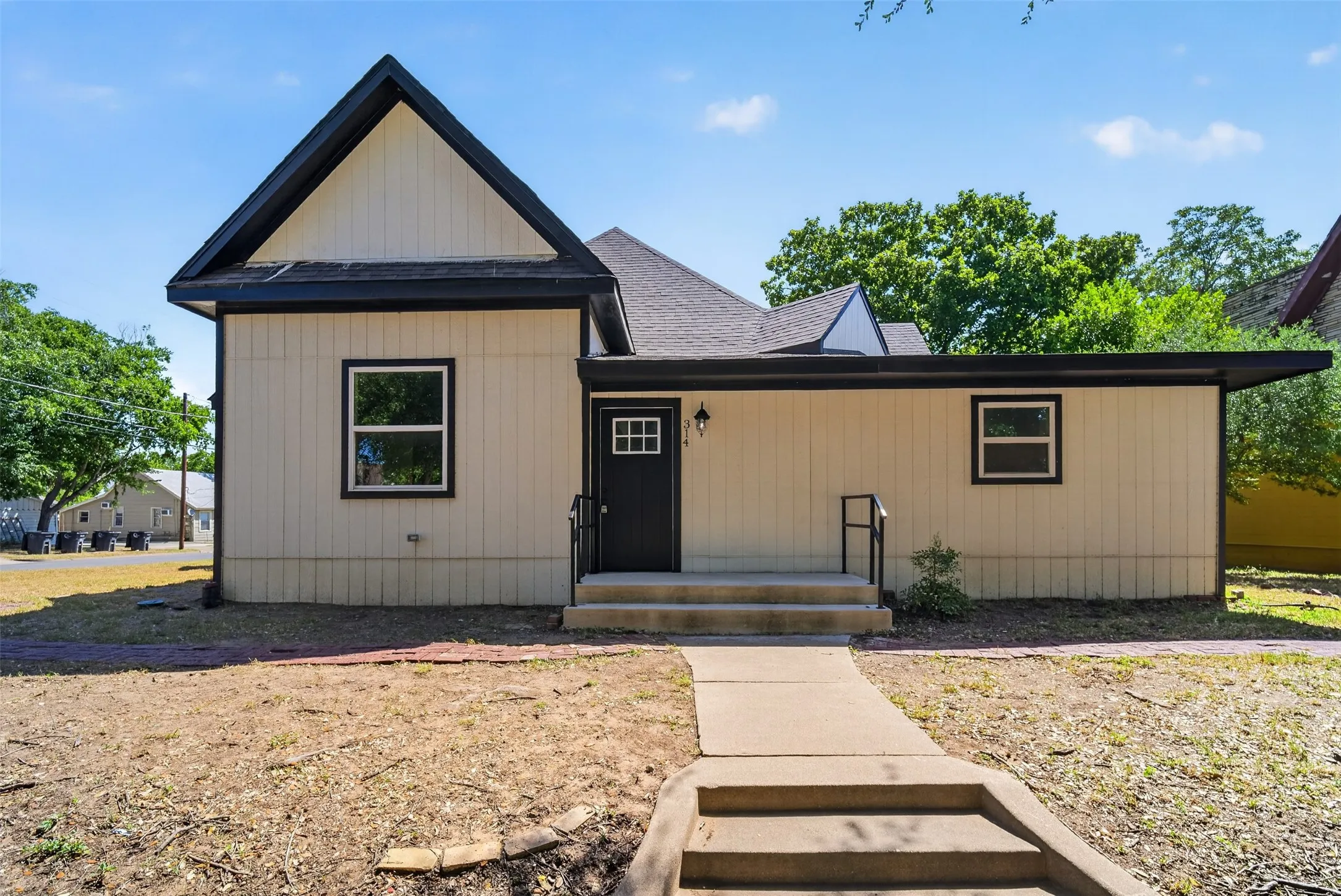 Single Family Residence For Sale in Johnson County , 314 N Anglin Street, Cleburne, Texas 76031, 4 Bedroom, 4 Bathroom, Garage spaces, 2,966 Sqft, built in 1920, mls#21357331, Real Estate Agent in Cleburne, Homes For Sale in Johnson county, Homes For Sale in Cleburne, Realtor in Cleburne Texas, Real Estate Brokerage Independent Realty Texas, Luminita Cordes Realtor