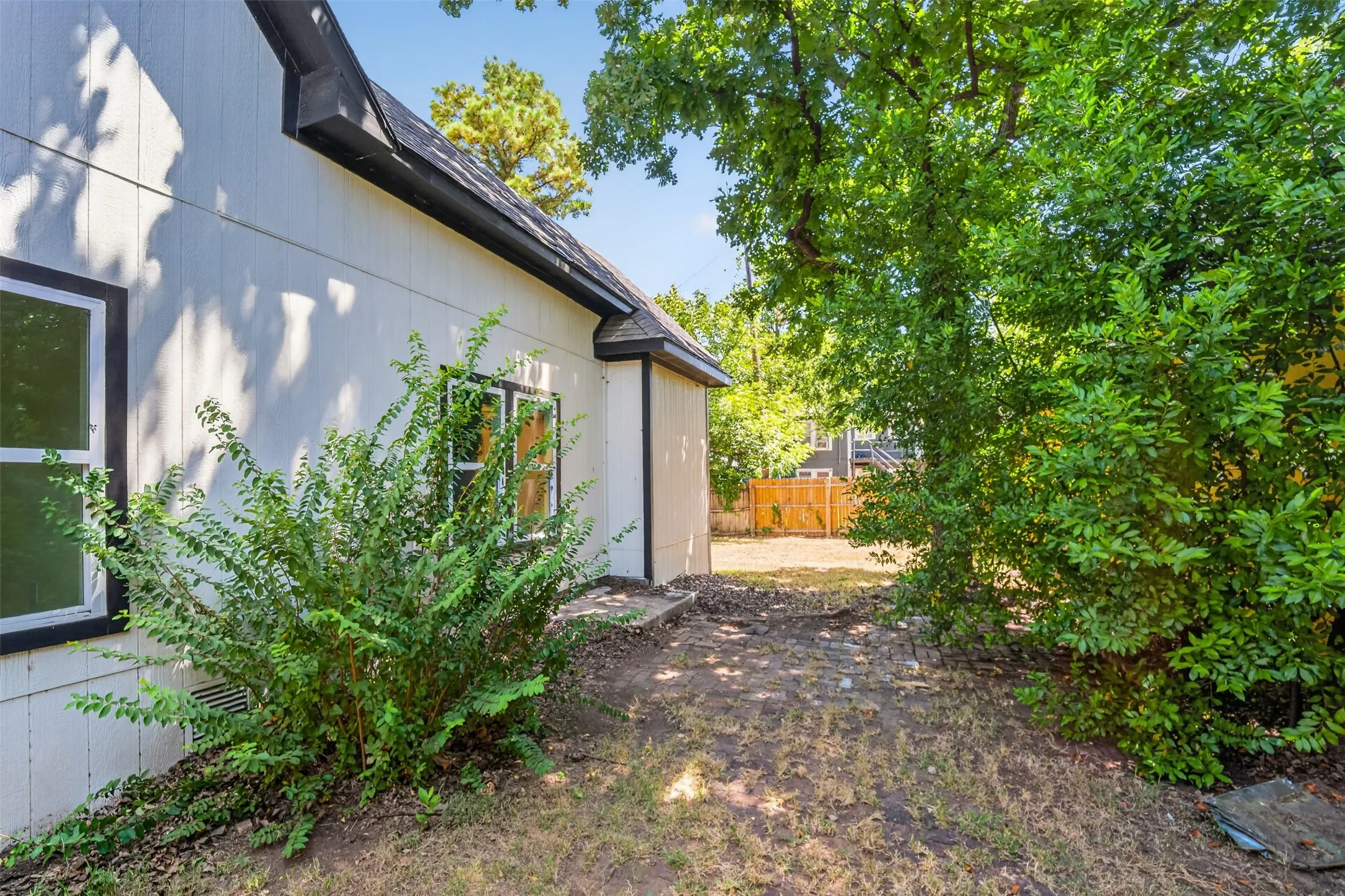 Single Family Residence For Sale in Johnson County , 314 N Anglin Street, Cleburne, Texas 76031, 4 Bedroom, 4 Bathroom, Garage spaces, 2,966 Sqft, built in 1920, mls#21357331, Real Estate Agent in Cleburne, Homes For Sale in Johnson county, Homes For Sale in Cleburne, Realtor in Cleburne Texas, Real Estate Brokerage Independent Realty Texas, Luminita Cordes Realtor