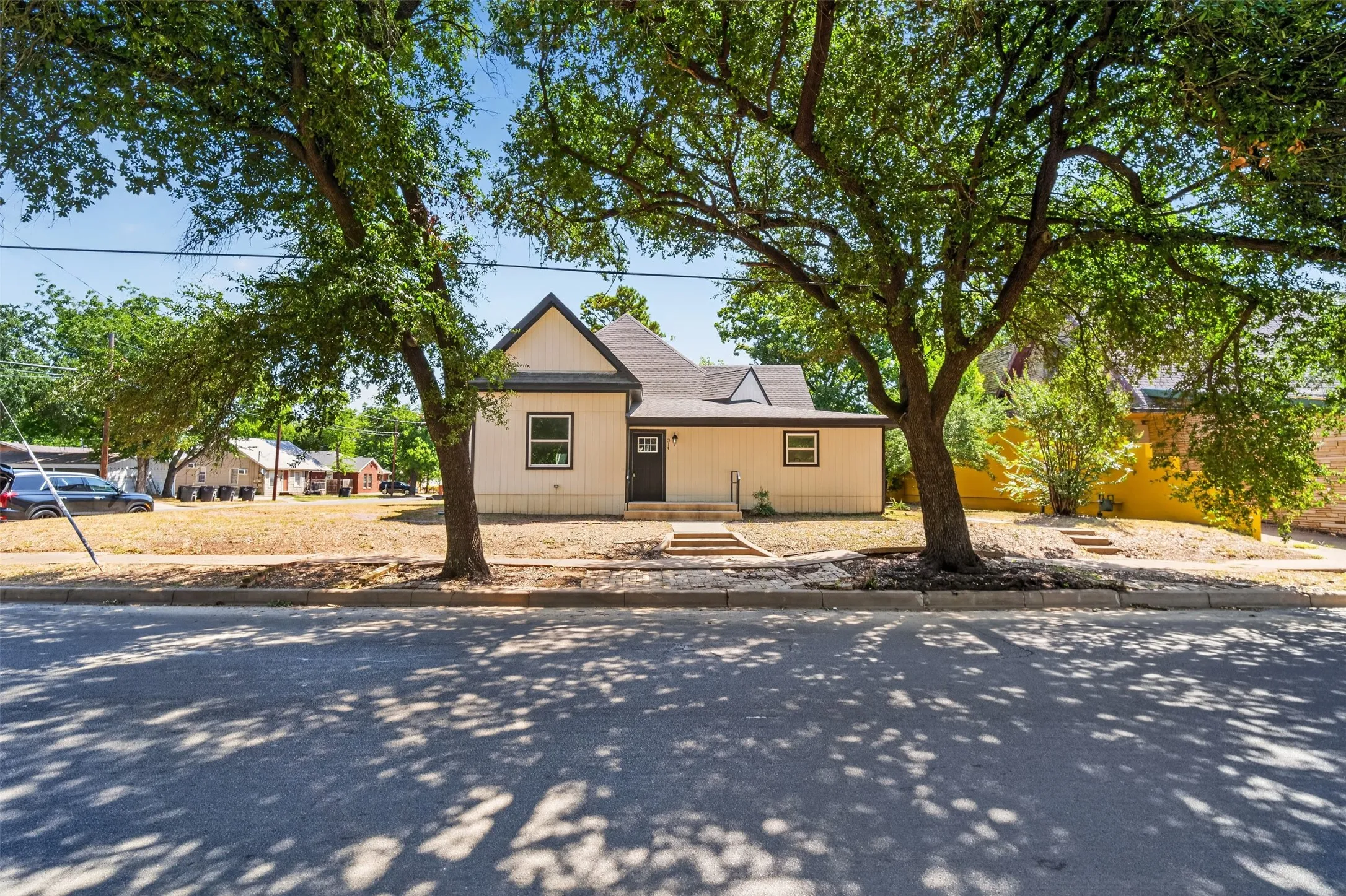 Single Family Residence For Sale in Johnson County , 314 N Anglin Street, Cleburne, Texas 76031, 4 Bedroom, 4 Bathroom, Garage spaces, 2,966 Sqft, built in 1920, mls#21357331, Real Estate Agent in Cleburne, Homes For Sale in Johnson county, Homes For Sale in Cleburne, Realtor in Cleburne Texas, Real Estate Brokerage Independent Realty Texas, Luminita Cordes Realtor