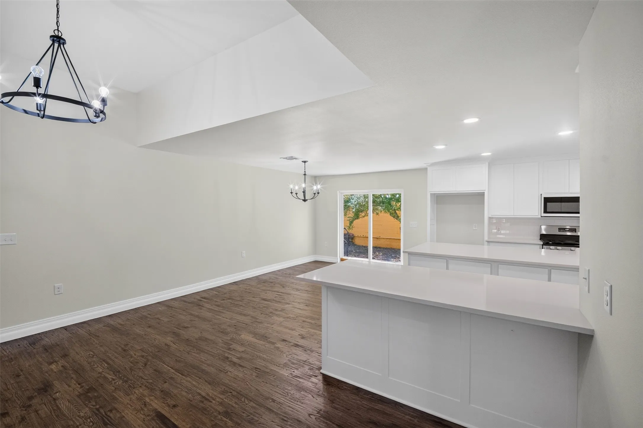 Single Family Residence For Sale in Johnson County , 314 N Anglin Street, Cleburne, Texas 76031, 4 Bedroom, 4 Bathroom, Garage spaces, 2,966 Sqft, built in 1920, mls#21357331, Real Estate Agent in Cleburne, Homes For Sale in Johnson county, Homes For Sale in Cleburne, Realtor in Cleburne Texas, Real Estate Brokerage Independent Realty Texas, Luminita Cordes Realtor