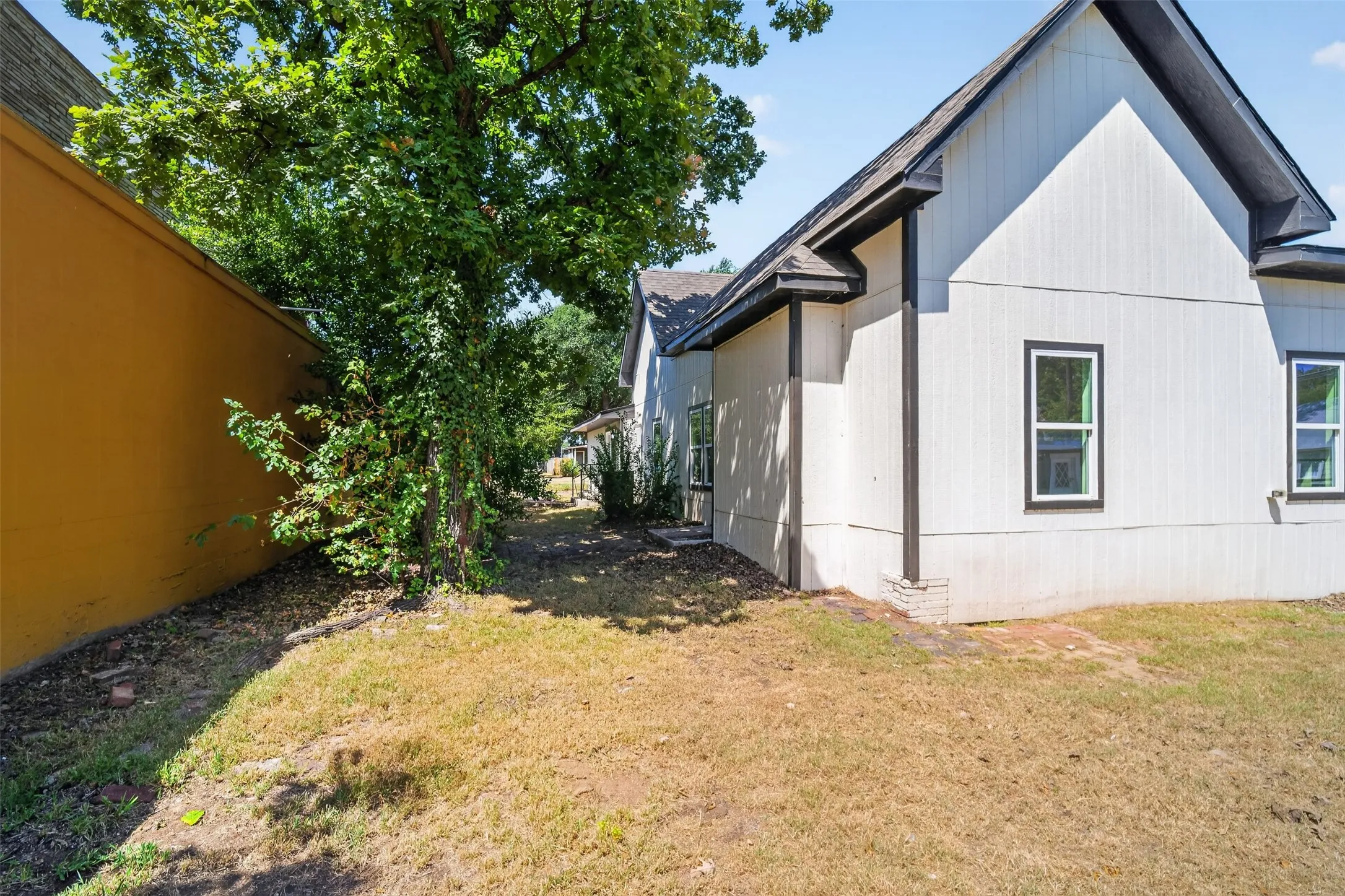 Single Family Residence For Sale in Johnson County , 314 N Anglin Street, Cleburne, Texas 76031, 4 Bedroom, 4 Bathroom, Garage spaces, 2,966 Sqft, built in 1920, mls#21357331, Real Estate Agent in Cleburne, Homes For Sale in Johnson county, Homes For Sale in Cleburne, Realtor in Cleburne Texas, Real Estate Brokerage Independent Realty Texas, Luminita Cordes Realtor