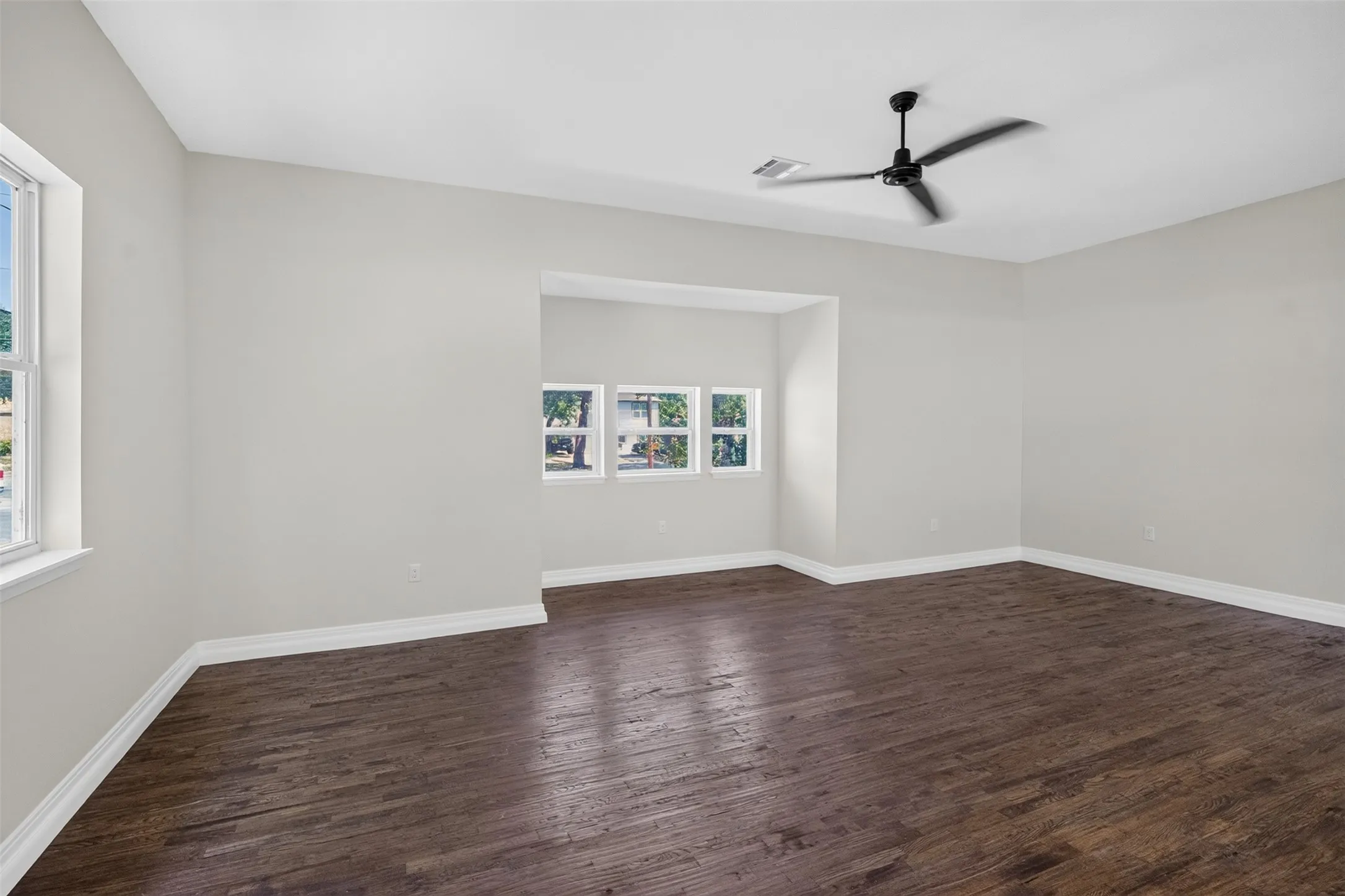 Single Family Residence For Sale in Johnson County , 314 N Anglin Street, Cleburne, Texas 76031, 4 Bedroom, 4 Bathroom, Garage spaces, 2,966 Sqft, built in 1920, mls#21357331, Real Estate Agent in Cleburne, Homes For Sale in Johnson county, Homes For Sale in Cleburne, Realtor in Cleburne Texas, Real Estate Brokerage Independent Realty Texas, Luminita Cordes Realtor