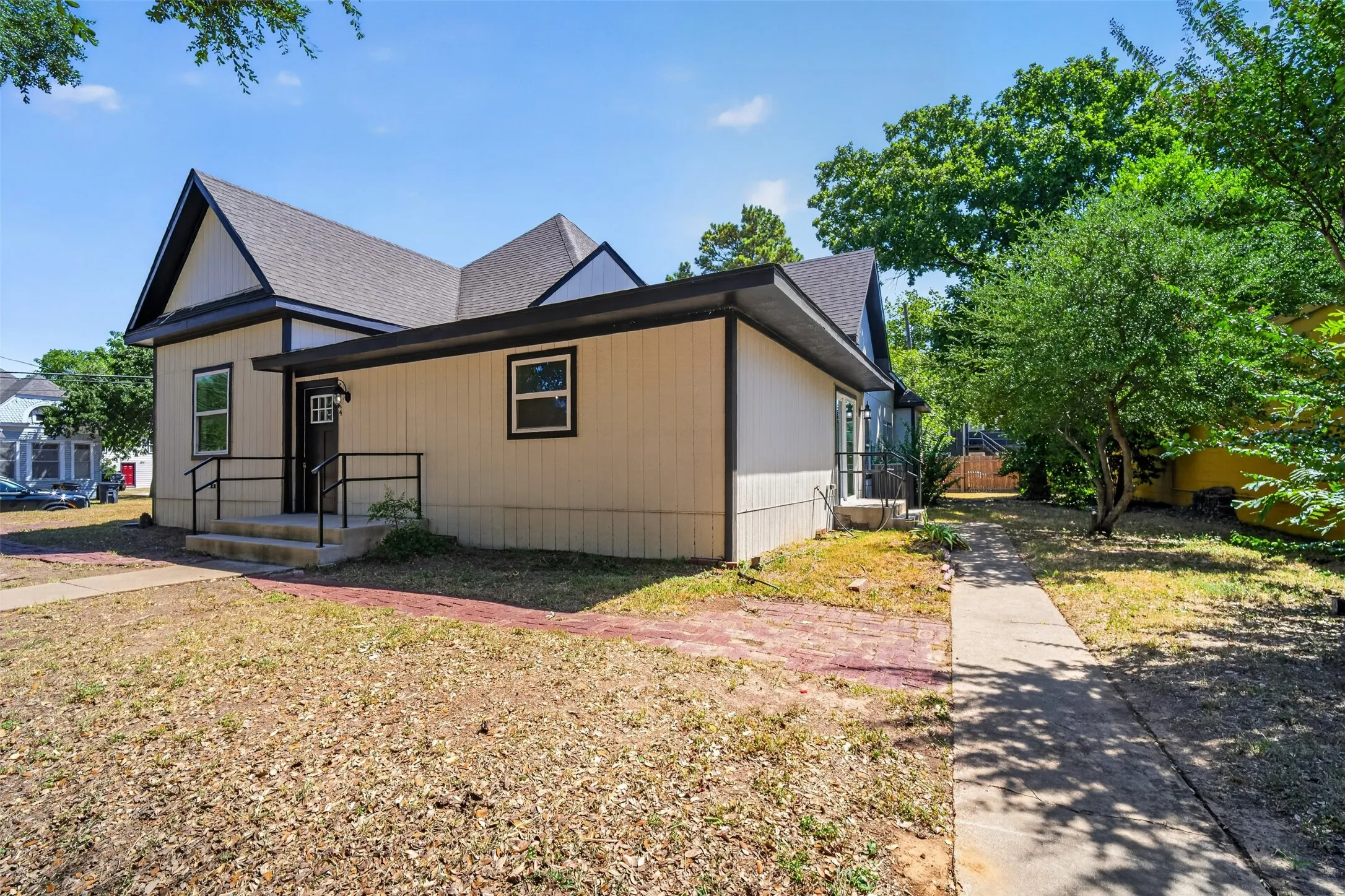 Single Family Residence For Sale in Johnson County , 314 N Anglin Street, Cleburne, Texas 76031, 4 Bedroom, 4 Bathroom, Garage spaces, 2,966 Sqft, built in 1920, mls#21357331, Real Estate Agent in Cleburne, Homes For Sale in Johnson county, Homes For Sale in Cleburne, Realtor in Cleburne Texas, Real Estate Brokerage Independent Realty Texas, Luminita Cordes Realtor