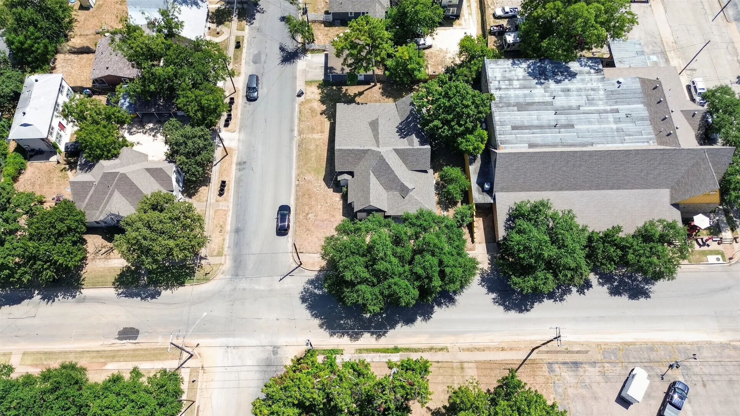 Single Family Residence For Sale in Johnson County , 314 N Anglin Street, Cleburne, Texas 76031, 4 Bedroom, 4 Bathroom, Garage spaces, 2,966 Sqft, built in 1920, mls#21357331, Real Estate Agent in Cleburne, Homes For Sale in Johnson county, Homes For Sale in Cleburne, Realtor in Cleburne Texas, Real Estate Brokerage Independent Realty Texas, Luminita Cordes Realtor