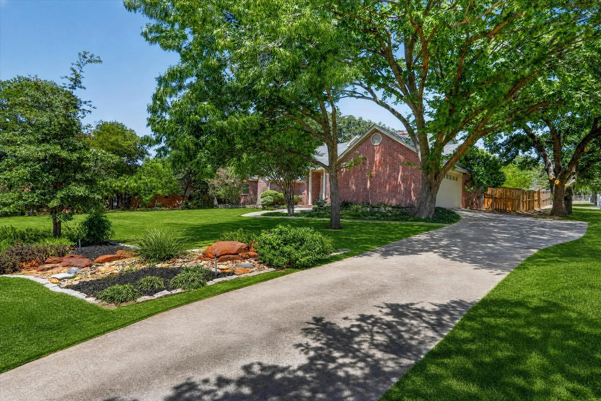 Single Family Residence For Sale in Denton County , 225 Shady Hill Lane, Double Oak, Texas 75077, 3 Bedroom, 3 Bathroom, 2 Garage spaces, 3,256 Sqft, built in 1987, Price $798,000, mls#21359202, Real Estate Agent in Double Oak, Homes For Sale in Denton county, Homes For Sale in Double Oak, Realtor in Double Oak Texas, Real Estate Brokerage Independent Realty Texas, Luminita Cordes Realtor