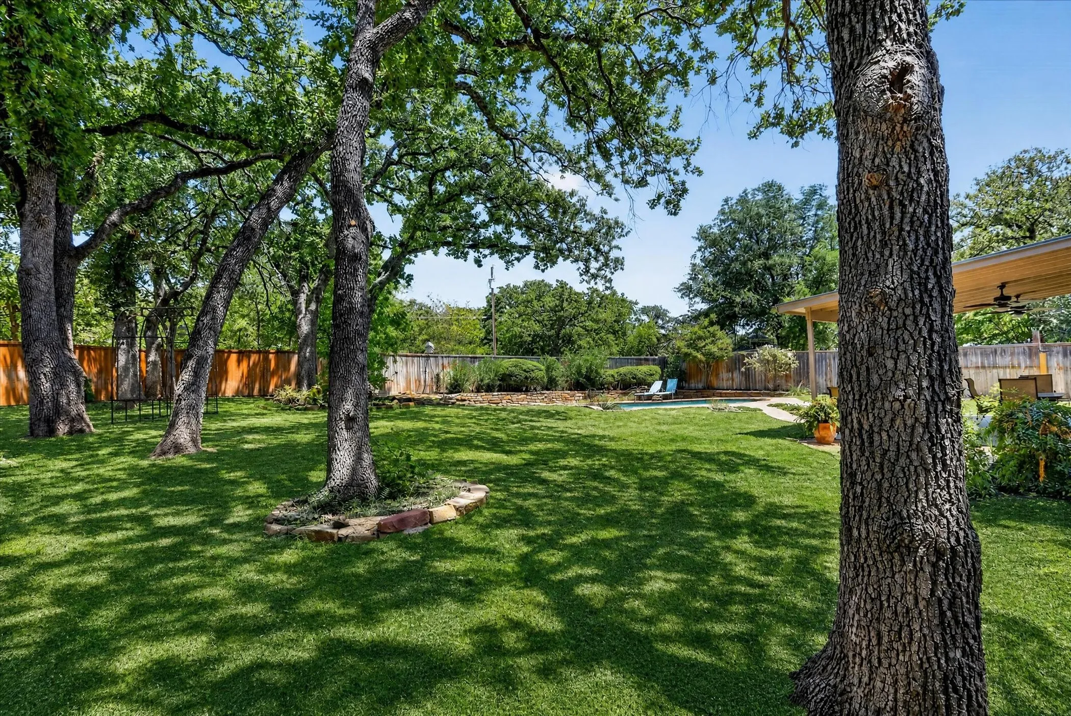 Single Family Residence For Sale in Denton County , 225 Shady Hill Lane, Double Oak, Texas 75077, 3 Bedroom, 3 Bathroom, 2 Garage spaces, 3,256 Sqft, built in 1987, Price $798,000, mls#21359202, Real Estate Agent in Double Oak, Homes For Sale in Denton county, Homes For Sale in Double Oak, Realtor in Double Oak Texas, Real Estate Brokerage Independent Realty Texas, Luminita Cordes Realtor