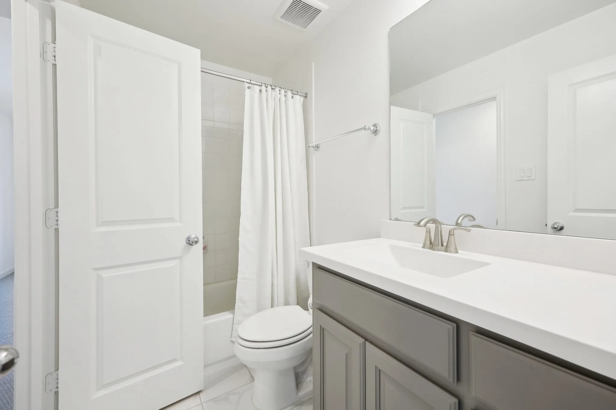 Upstairs full bath (1 of 2)