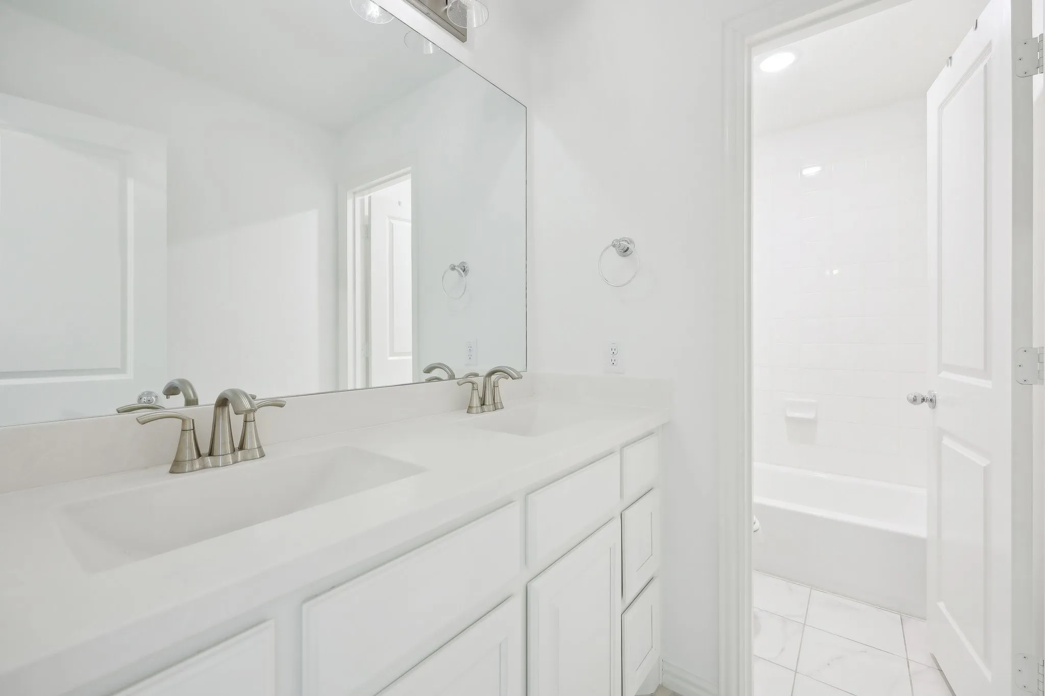 Upstairs full bath (2 of 2)