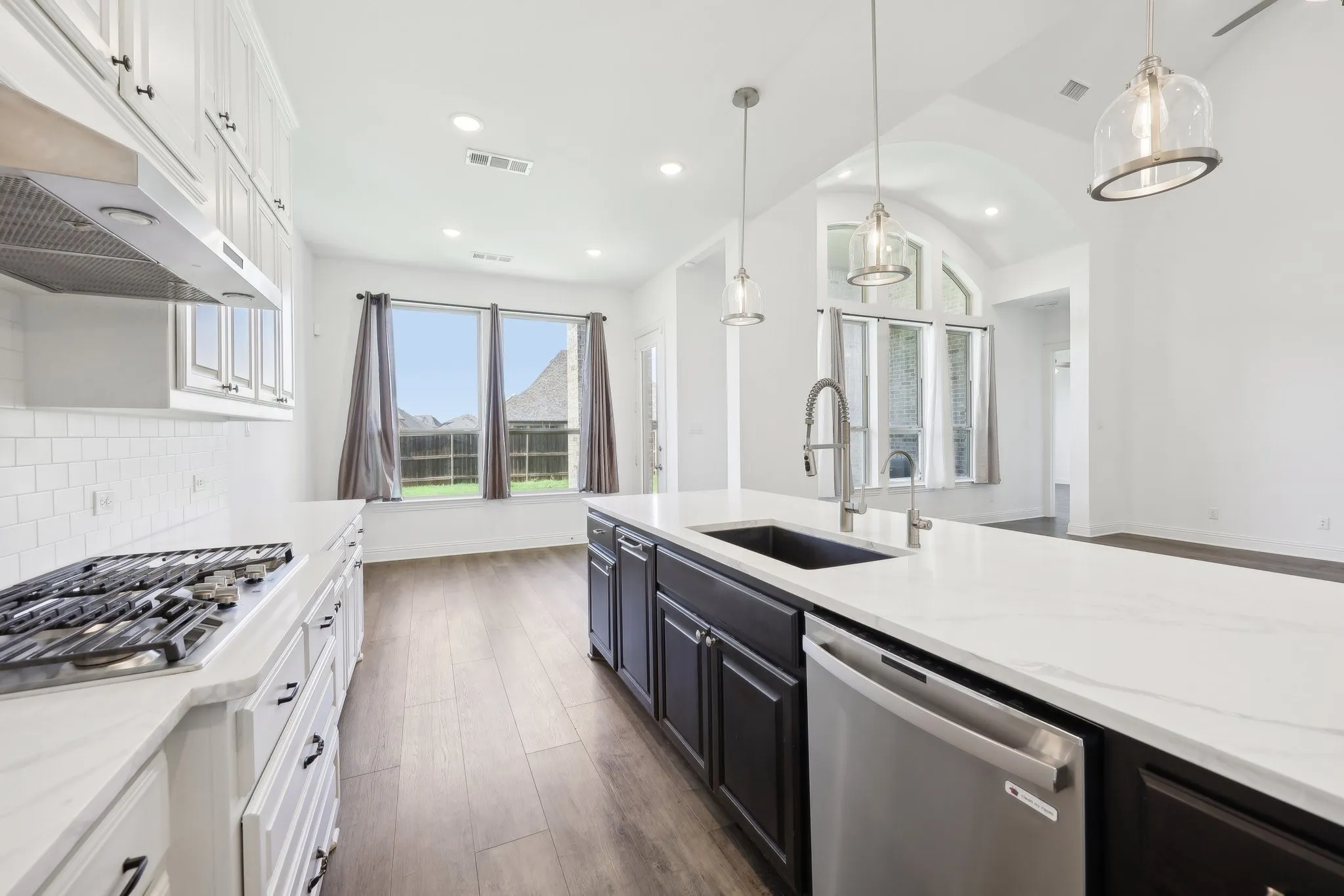 Single Family Residence For Sale in Denton County , 4101 Hawthorn Drive, Aubrey, Texas 76227, 5 Bedroom, 4 Bathroom, 3 Garage spaces, 3,877 Sqft, built in 2021, mls#21357451, Real Estate Agent in Aubrey, Homes For Sale in Denton county, Homes For Sale in Aubrey, Realtor in Aubrey Texas, Real Estate Brokerage Independent Realty Texas, Luminita Cordes Realtor