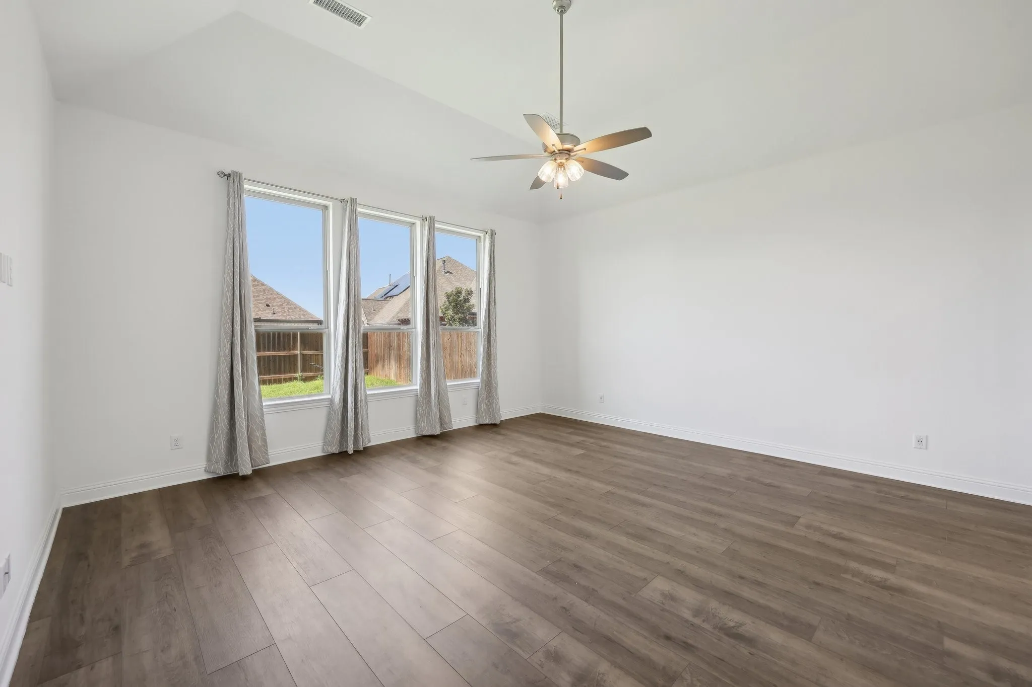 Single Family Residence For Sale in Denton County , 4101 Hawthorn Drive, Aubrey, Texas 76227, 5 Bedroom, 4 Bathroom, 3 Garage spaces, 3,877 Sqft, built in 2021, mls#21357451, Real Estate Agent in Aubrey, Homes For Sale in Denton county, Homes For Sale in Aubrey, Realtor in Aubrey Texas, Real Estate Brokerage Independent Realty Texas, Luminita Cordes Realtor