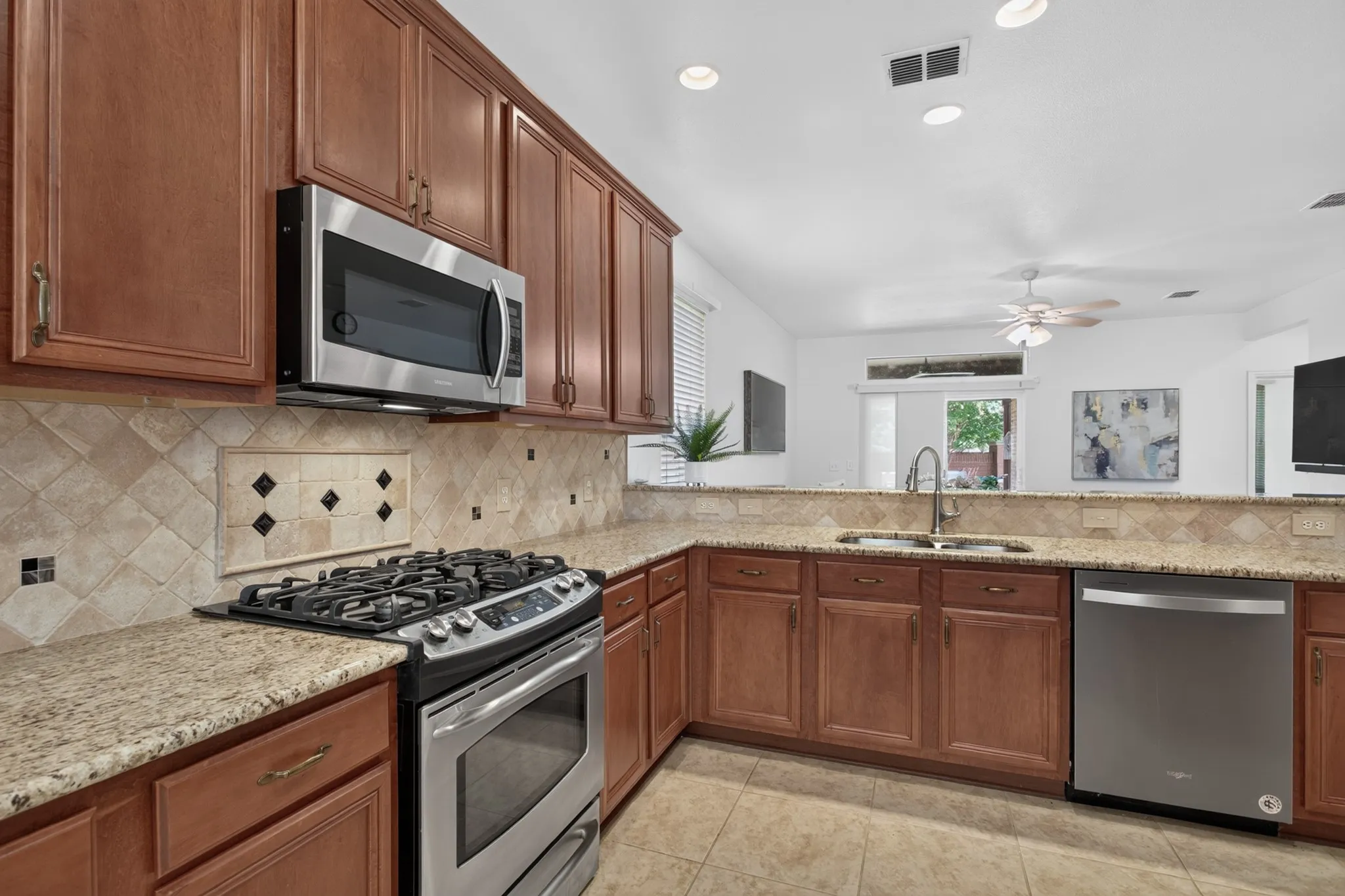 Single Family Residence For Sale in Denton County , 534 Rockledge Court, Frisco, Texas 75036, 3 Bedroom, 2 Bathroom, 2 Garage spaces, 1,676 Sqft, built in 2006, mls#21351708, Real Estate Agent in Frisco, Homes For Sale in Denton county, Homes For Sale in Frisco, Realtor in Frisco Texas, Real Estate Brokerage Independent Realty Texas, Luminita Cordes Realtor