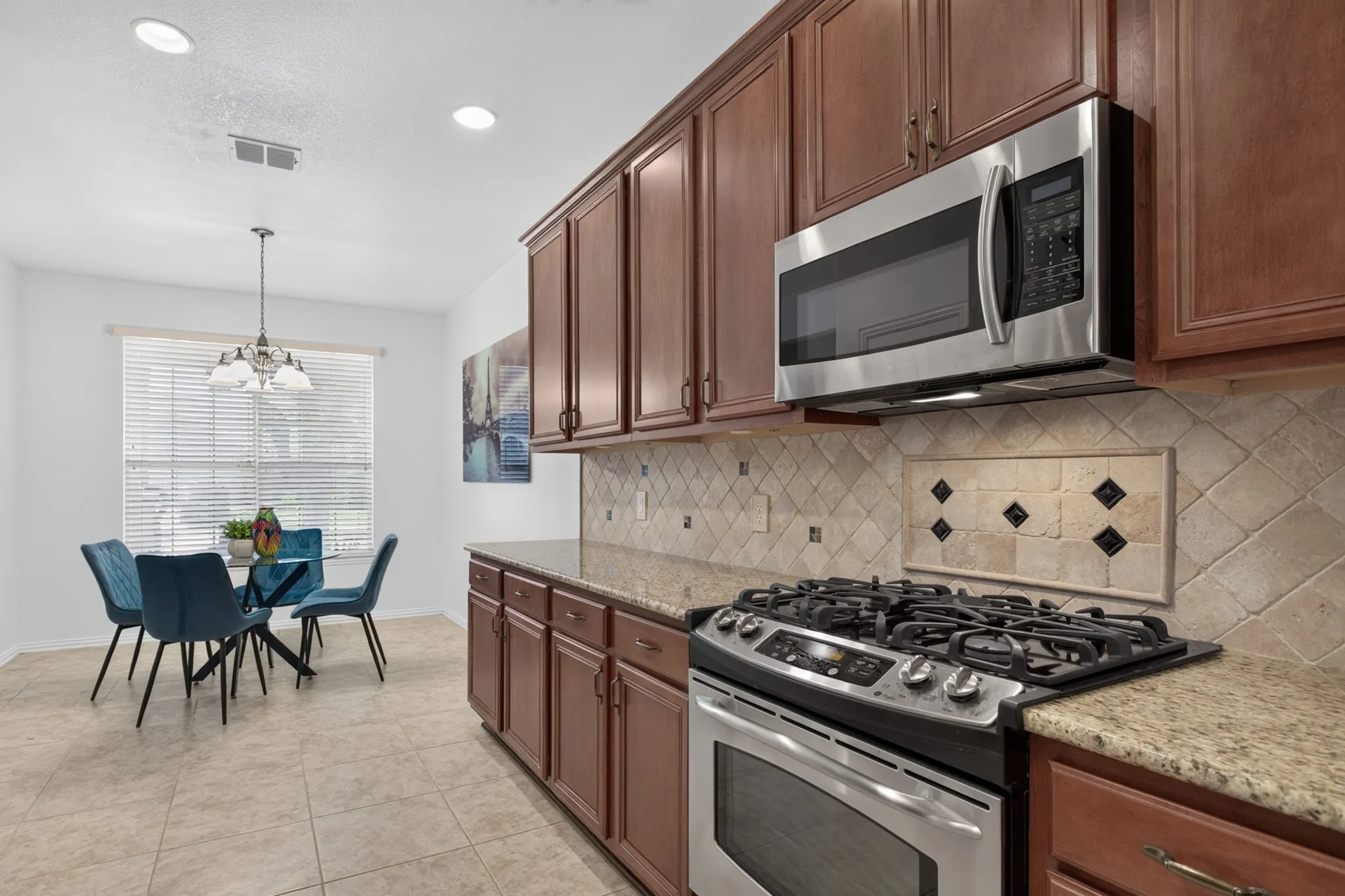 Single Family Residence For Sale in Denton County , 534 Rockledge Court, Frisco, Texas 75036, 3 Bedroom, 2 Bathroom, 2 Garage spaces, 1,676 Sqft, built in 2006, mls#21351708, Real Estate Agent in Frisco, Homes For Sale in Denton county, Homes For Sale in Frisco, Realtor in Frisco Texas, Real Estate Brokerage Independent Realty Texas, Luminita Cordes Realtor