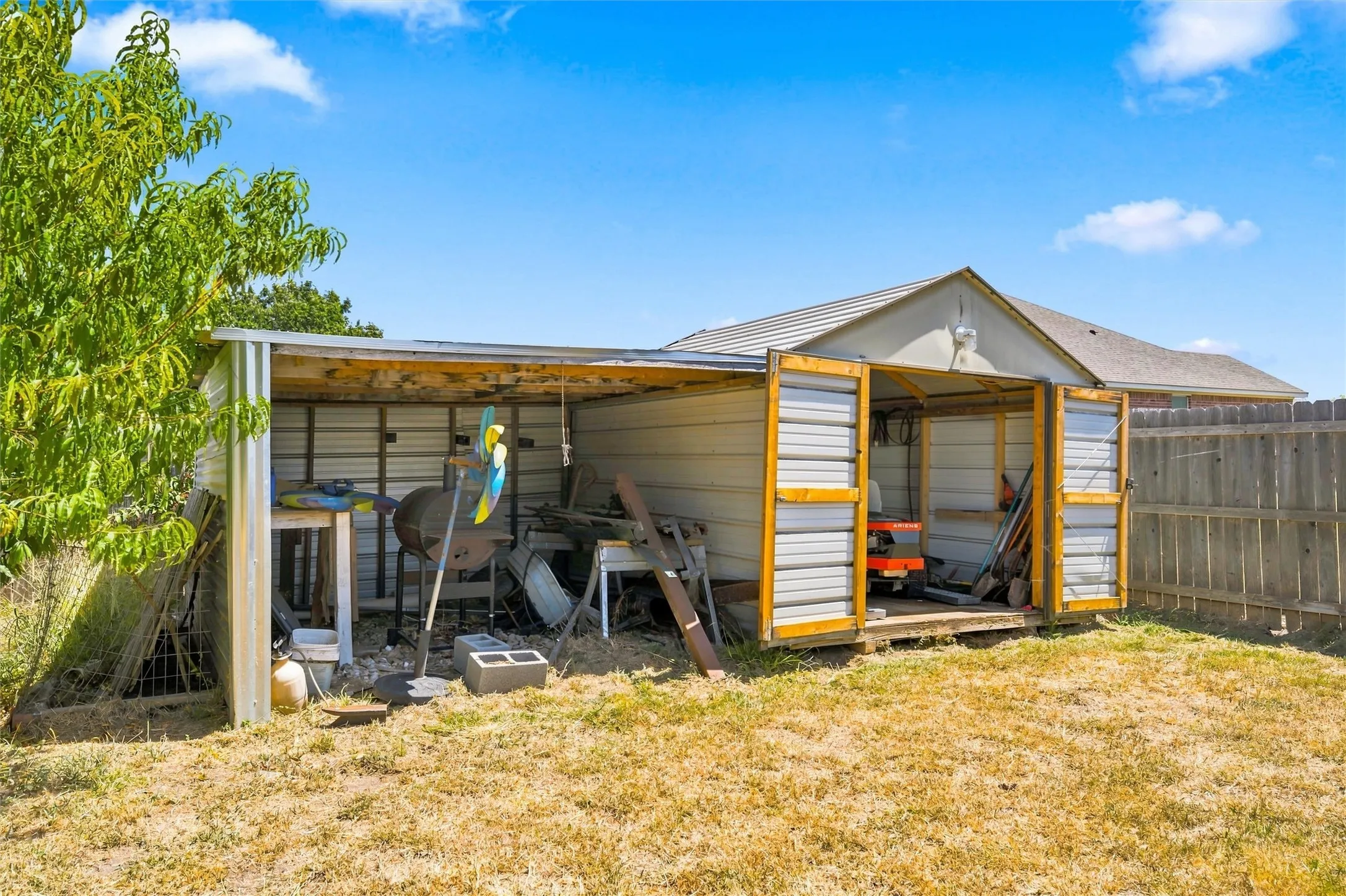 Single Family Residence For Sale in Mc Lennan County , 601 Sapphire Boulevard, Hewitt, Texas 76643, 3 Bedroom, 2 Bathroom, 2 Garage spaces, 1,533 Sqft, built in 2004, mls#21358775, Real Estate Agent in Hewitt, Homes For Sale in Mc Lennan county, Homes For Sale in Hewitt, Realtor in Hewitt Texas, Real Estate Brokerage Independent Realty Texas, Luminita Cordes Realtor