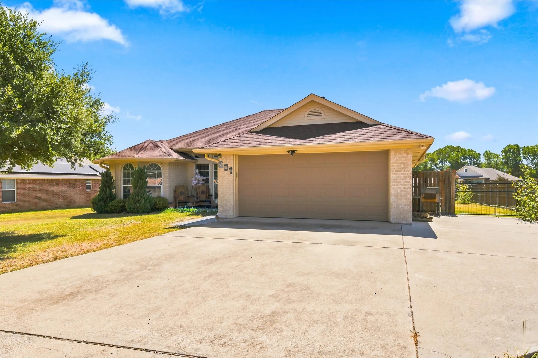 Single Family Residence For Sale in Mc Lennan County , 601 Sapphire Boulevard, Hewitt, Texas 76643, 3 Bedroom, 2 Bathroom, 2 Garage spaces, 1,533 Sqft, built in 2004, mls#21358775, Real Estate Agent in Hewitt, Homes For Sale in Mc Lennan county, Homes For Sale in Hewitt, Realtor in Hewitt Texas, Real Estate Brokerage Independent Realty Texas, Luminita Cordes Realtor