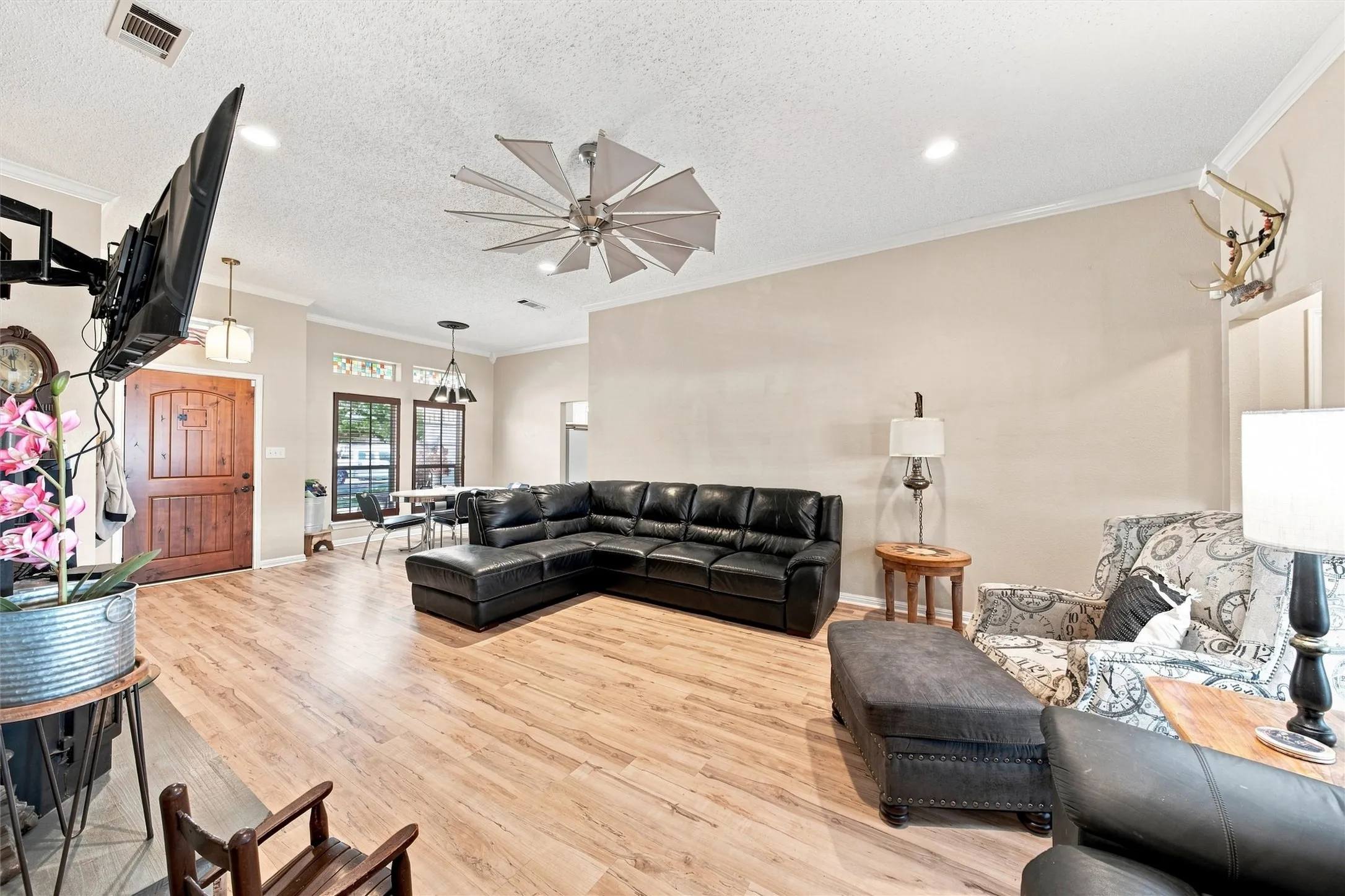 Single Family Residence For Sale in Mc Lennan County , 601 Sapphire Boulevard, Hewitt, Texas 76643, 3 Bedroom, 2 Bathroom, 2 Garage spaces, 1,533 Sqft, built in 2004, mls#21358775, Real Estate Agent in Hewitt, Homes For Sale in Mc Lennan county, Homes For Sale in Hewitt, Realtor in Hewitt Texas, Real Estate Brokerage Independent Realty Texas, Luminita Cordes Realtor