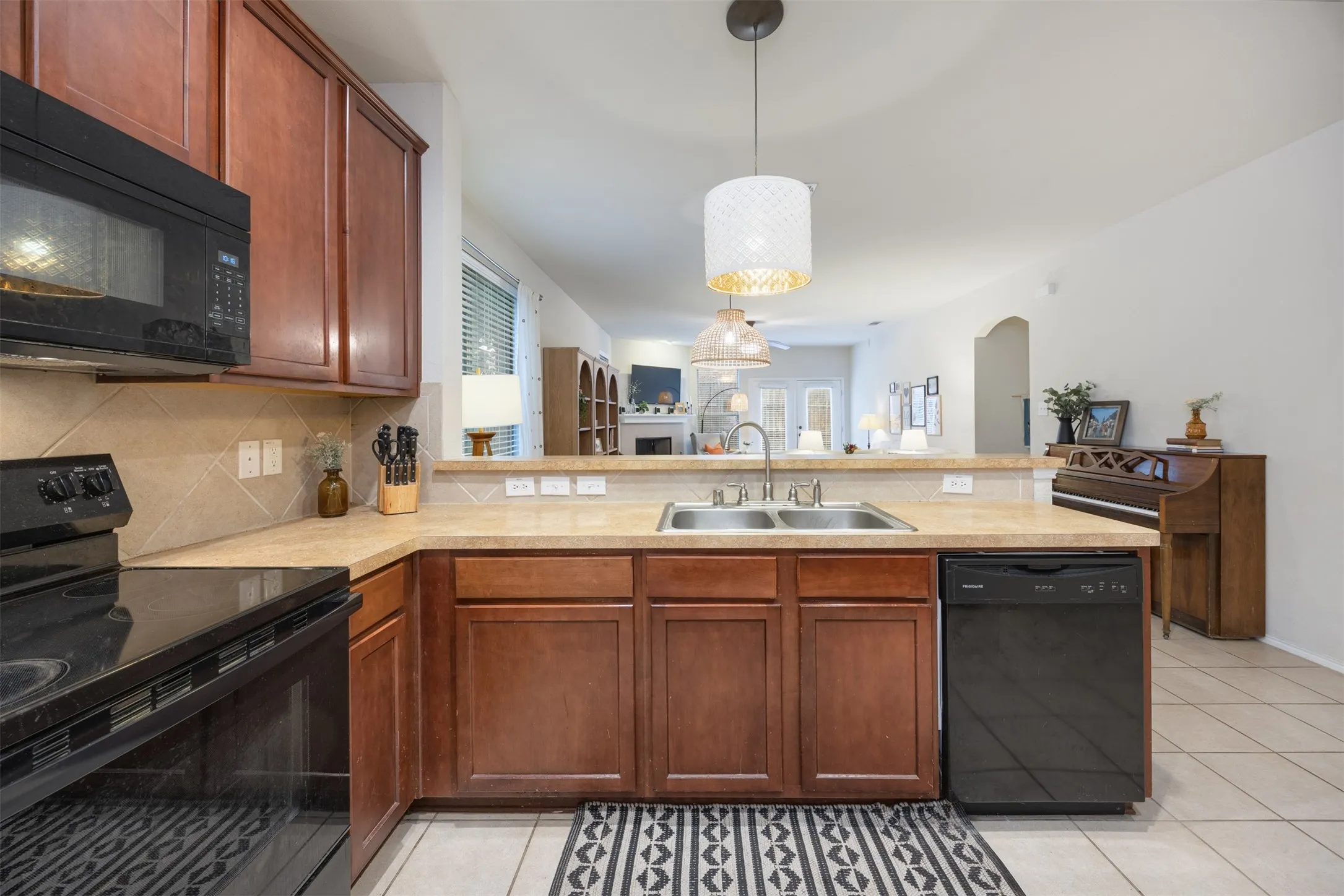 Single Family Residence For Sale in Collin County , 211 Fisherman Trail, Melissa, Texas 75454, 4 Bedroom, 3 Bathroom, 2 Garage spaces, 2,348 Sqft, built in 2006, mls#21358091, Real Estate Agent in Melissa, Homes For Sale in Collin county, Homes For Sale in Melissa, Realtor in Melissa Texas, Real Estate Brokerage Independent Realty Texas, Luminita Cordes Realtor