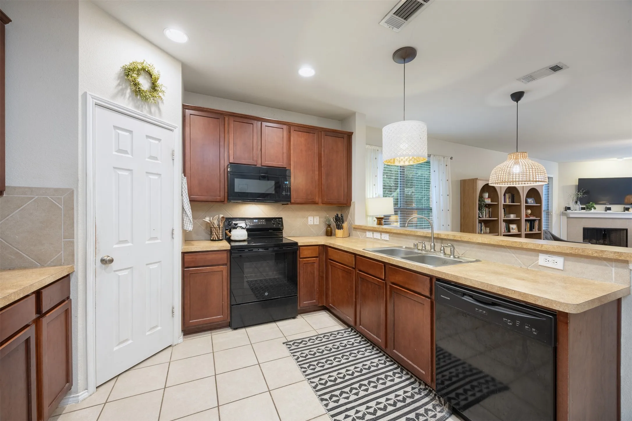Single Family Residence For Sale in Collin County , 211 Fisherman Trail, Melissa, Texas 75454, 4 Bedroom, 3 Bathroom, 2 Garage spaces, 2,348 Sqft, built in 2006, mls#21358091, Real Estate Agent in Melissa, Homes For Sale in Collin county, Homes For Sale in Melissa, Realtor in Melissa Texas, Real Estate Brokerage Independent Realty Texas, Luminita Cordes Realtor