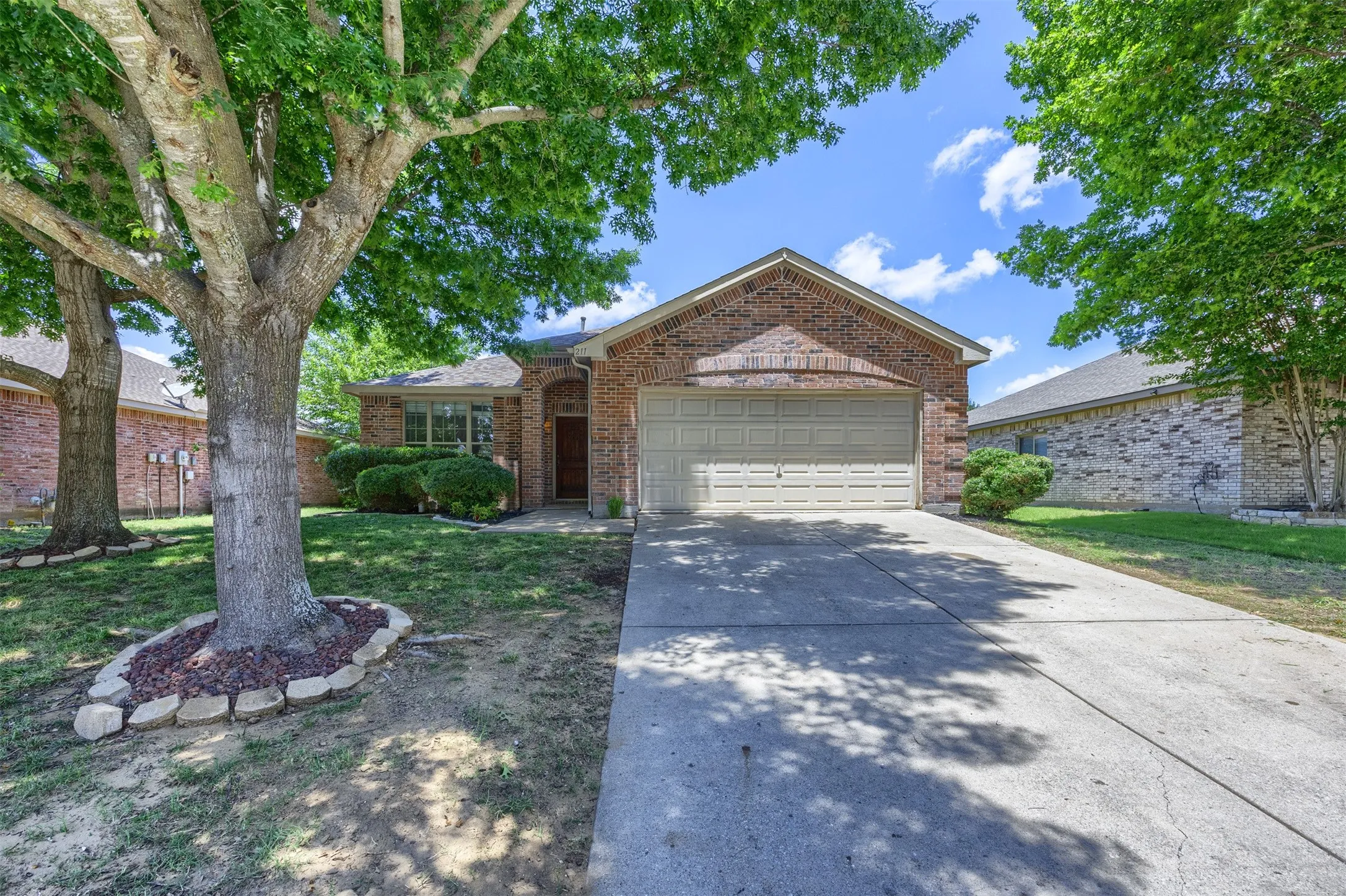 Single Family Residence For Sale in Collin County , 211 Fisherman Trail, Melissa, Texas 75454, 4 Bedroom, 3 Bathroom, 2 Garage spaces, 2,348 Sqft, built in 2006, mls#21358091, Real Estate Agent in Melissa, Homes For Sale in Collin county, Homes For Sale in Melissa, Realtor in Melissa Texas, Real Estate Brokerage Independent Realty Texas, Luminita Cordes Realtor