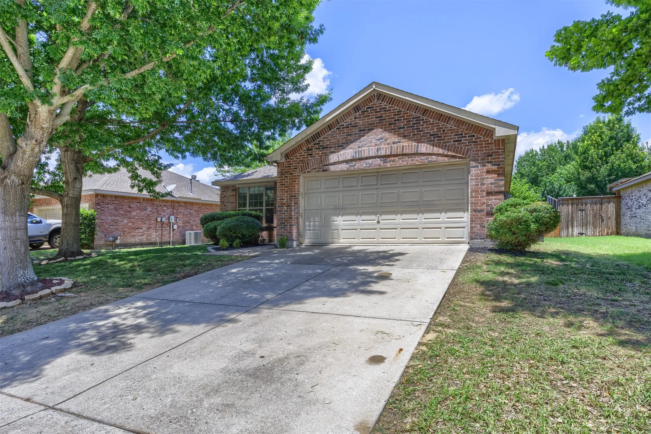 Single Family Residence For Sale in Collin County , 211 Fisherman Trail, Melissa, Texas 75454, 4 Bedroom, 3 Bathroom, 2 Garage spaces, 2,348 Sqft, built in 2006, mls#21358091, Real Estate Agent in Melissa, Homes For Sale in Collin county, Homes For Sale in Melissa, Realtor in Melissa Texas, Real Estate Brokerage Independent Realty Texas, Luminita Cordes Realtor