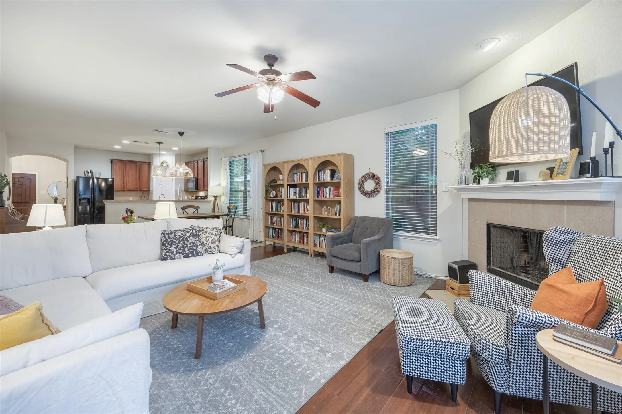 Single Family Residence For Sale in Collin County , 211 Fisherman Trail, Melissa, Texas 75454, 4 Bedroom, 3 Bathroom, 2 Garage spaces, 2,348 Sqft, built in 2006, mls#21358091, Real Estate Agent in Melissa, Homes For Sale in Collin county, Homes For Sale in Melissa, Realtor in Melissa Texas, Real Estate Brokerage Independent Realty Texas, Luminita Cordes Realtor
