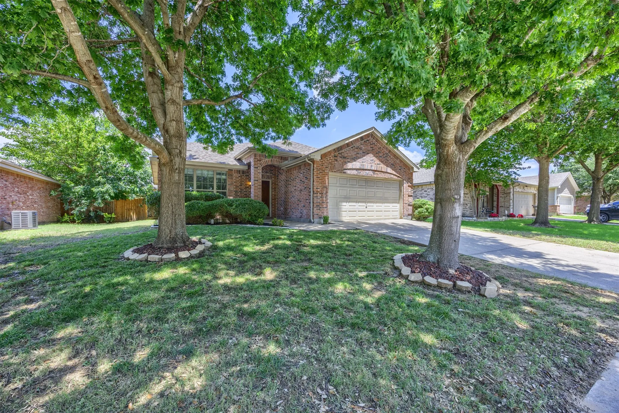 Single Family Residence For Sale in Collin County , 211 Fisherman Trail, Melissa, Texas 75454, 4 Bedroom, 3 Bathroom, 2 Garage spaces, 2,348 Sqft, built in 2006, mls#21358091, Real Estate Agent in Melissa, Homes For Sale in Collin county, Homes For Sale in Melissa, Realtor in Melissa Texas, Real Estate Brokerage Independent Realty Texas, Luminita Cordes Realtor