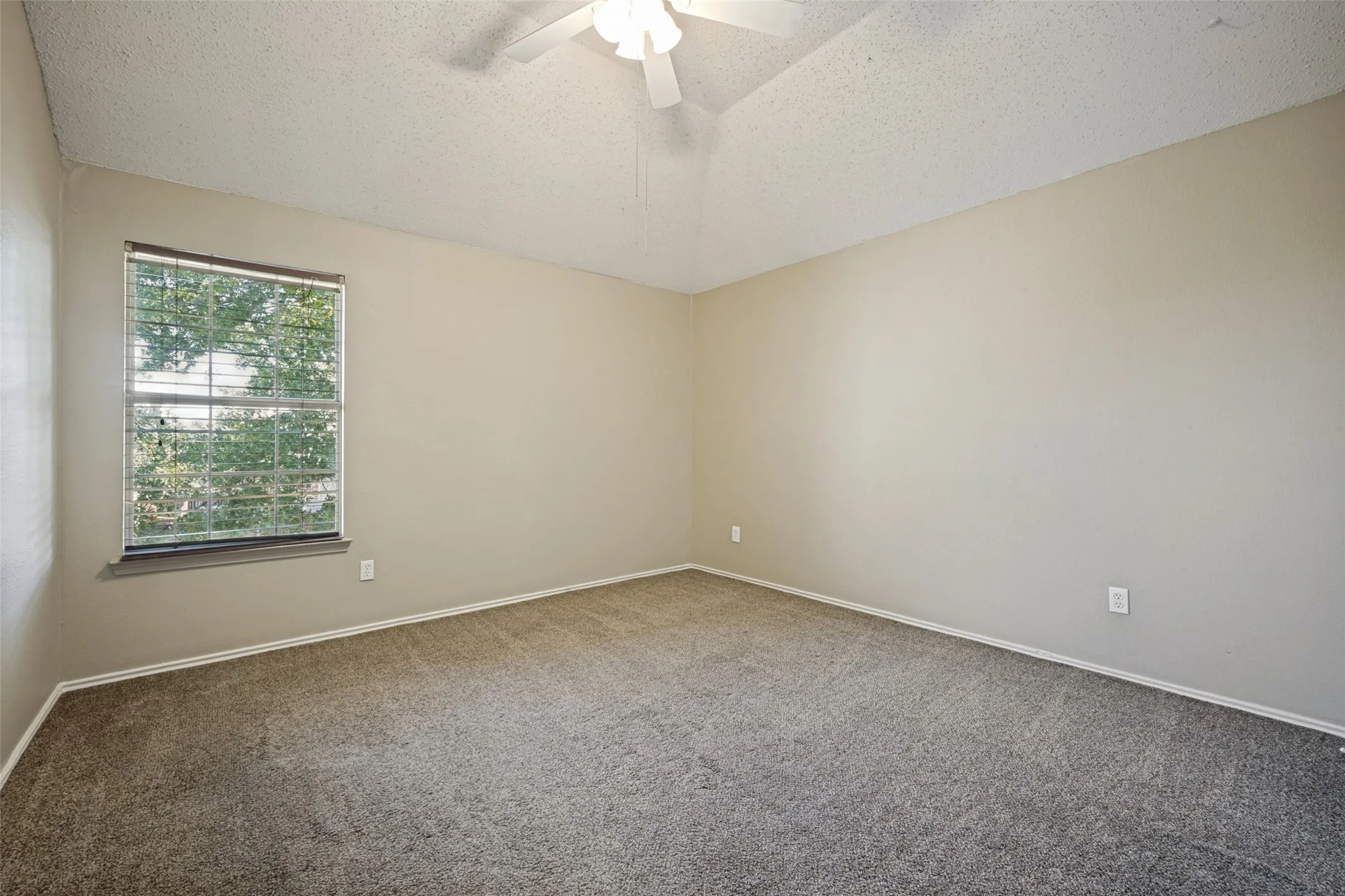 Single Family Residence For Sale in Denton County , 2309 Acorn Bend, Denton, Texas 76210, 4 Bedroom, 3 Bathroom, 2 Garage spaces, 2,698 Sqft, built in 2000, mls#21276658, Real Estate Agent in Denton, Homes For Sale in Denton county, Homes For Sale in Denton, Realtor in Denton Texas, Real Estate Brokerage Independent Realty Texas, Luminita Cordes Realtor