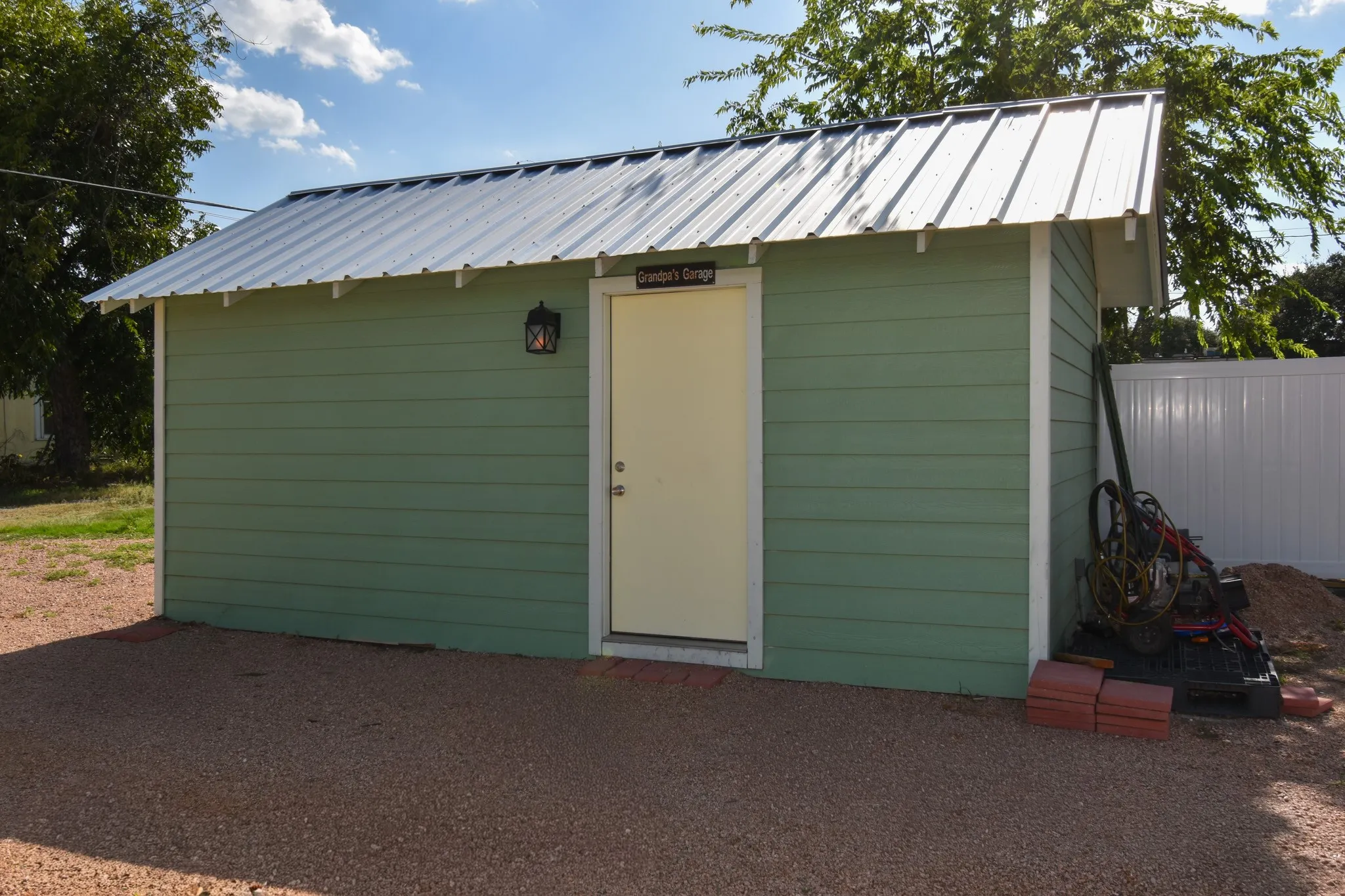 Single Family Residence For Sale in Mc Culloch County , 505 W 11th Street, Brady, Texas 76825, 3 Bedroom, 2 Bathroom, Garage spaces, 1,177 Sqft, built in 1940, Price $183,000, mls#21359824, Real Estate Agent in Brady, Homes For Sale in Mc Culloch county, Homes For Sale in Brady, Realtor in Brady Texas, Real Estate Brokerage Independent Realty Texas, Luminita Cordes Realtor