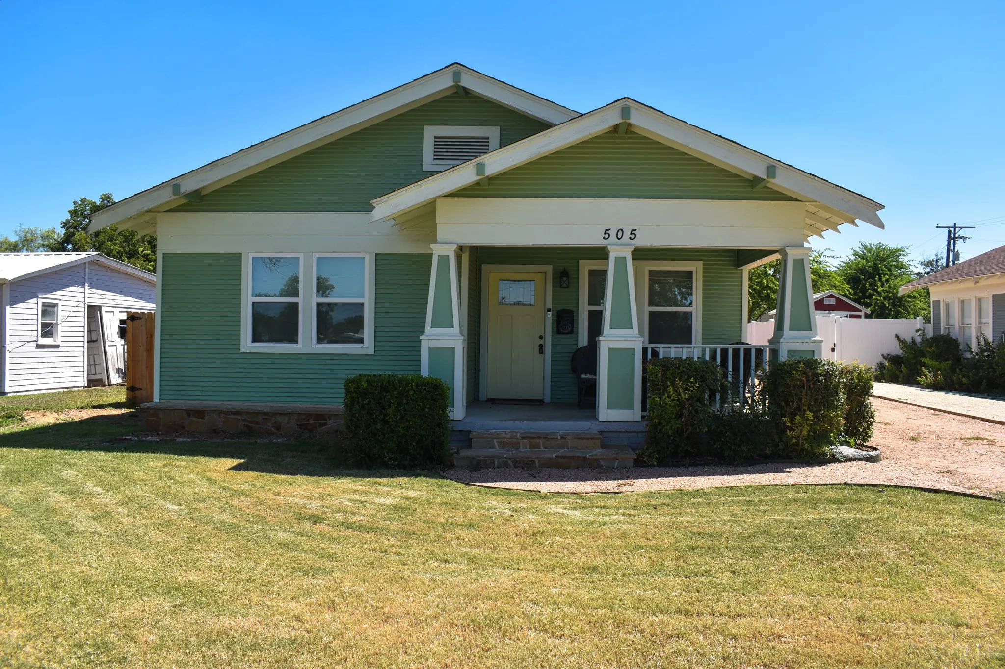 Single Family Residence For Sale in Mc Culloch County , 505 W 11th Street, Brady, Texas 76825, 3 Bedroom, 2 Bathroom, Garage spaces, 1,177 Sqft, built in 1940, Price $183,000, mls#21359824, Real Estate Agent in Brady, Homes For Sale in Mc Culloch county, Homes For Sale in Brady, Realtor in Brady Texas, Real Estate Brokerage Independent Realty Texas, Luminita Cordes Realtor