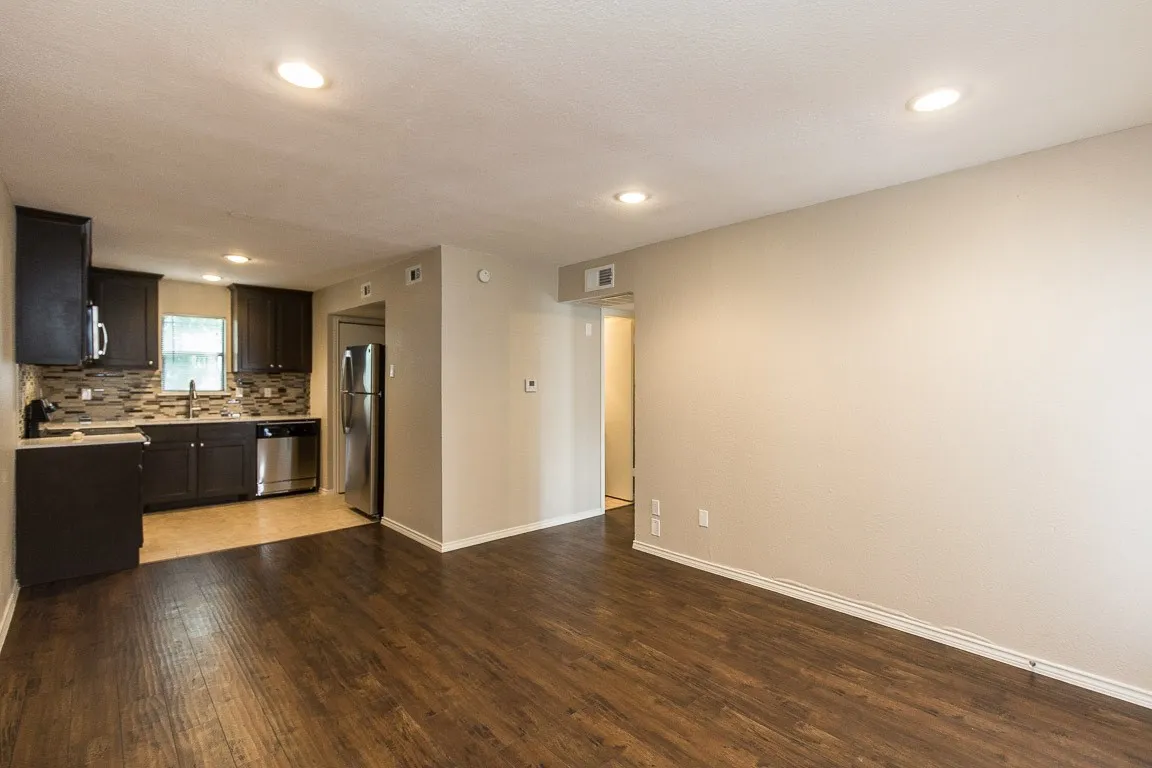 Apartment For Rent in Dallas County , 4545 Live Oak St Street 315, Dallas, Texas 75204, 2 Bedroom, 2 Bathroom, Garage spaces, 732 Sqft, built in 1982, mls#21359829, Real Estate Agent in Dallas, Homes For Rent in Dallas county, Homes For Rent in Dallas, Realtor in Dallas Texas, Real Estate Brokerage Independent Realty Texas, Luminita Cordes Realtor