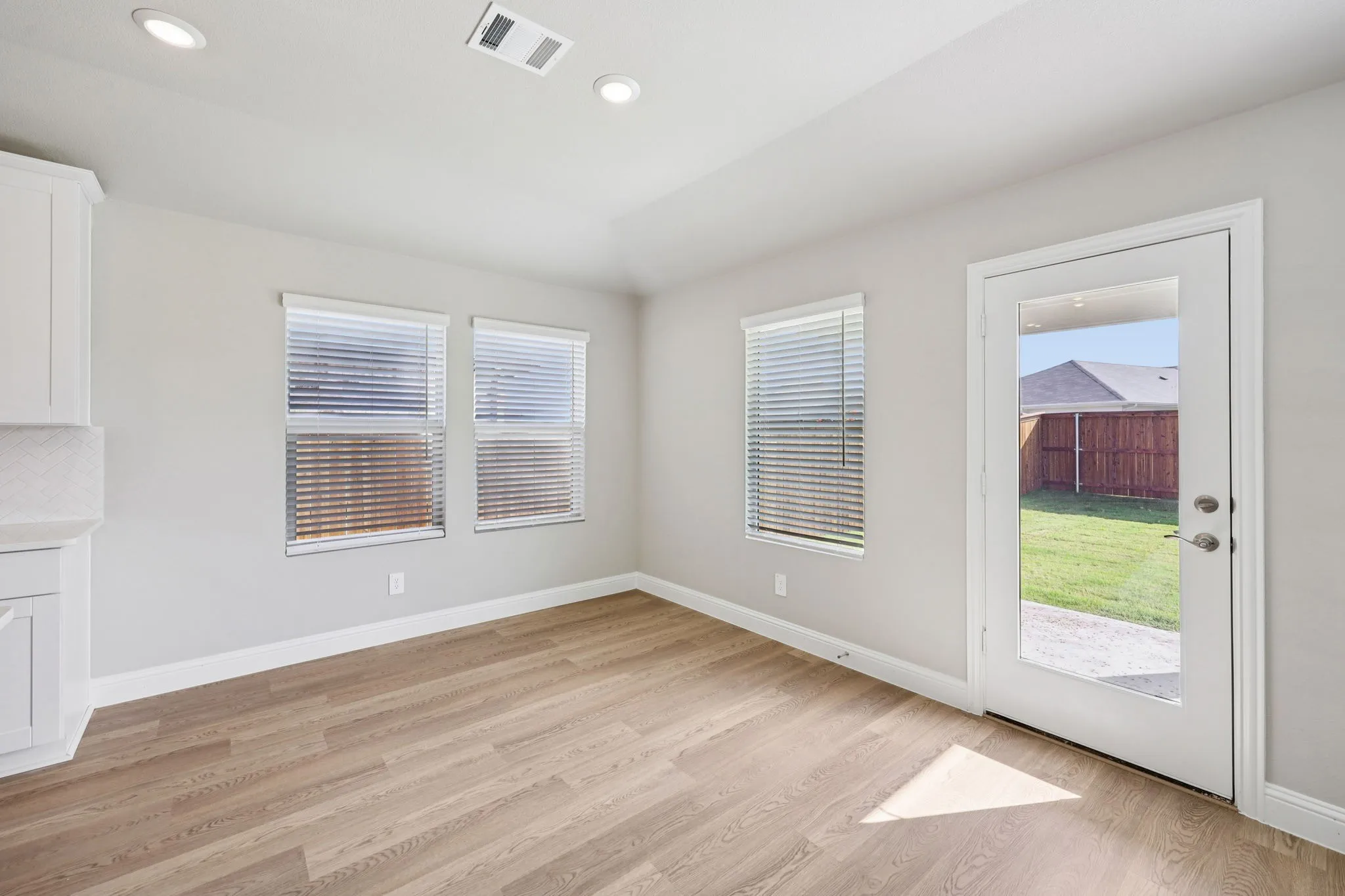  Photo is not of the actual home, but is an inspirational photo of builder’s model home and may depict options, furnishings, and/or decorator features that are not included.
