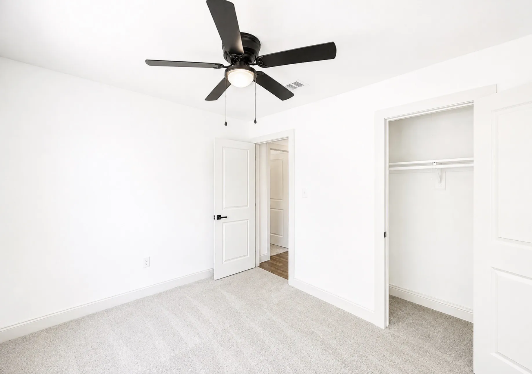 Single Family Residence For Sale in Tarrant County , 4504 Highland Lake Drive, Lake Worth, Texas 76135, 4 Bedroom, 2 Bathroom, Garage spaces, 1,224 Sqft, built in 1958, Price $239,800, mls#21359613, Real Estate Agent in Lake Worth, Homes For Sale in Tarrant county, Homes For Sale in Lake Worth, Realtor in Lake Worth Texas, Real Estate Brokerage Independent Realty Texas, Luminita Cordes Realtor