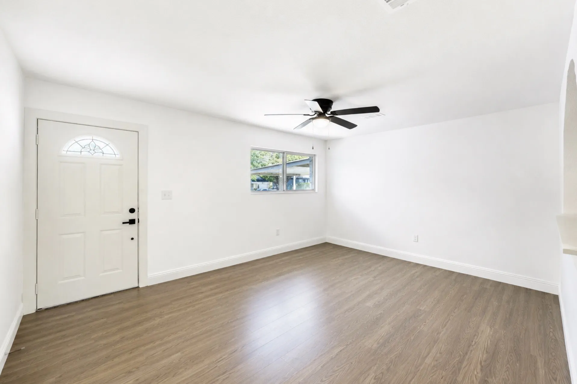 Single Family Residence For Sale in Tarrant County , 4504 Highland Lake Drive, Lake Worth, Texas 76135, 4 Bedroom, 2 Bathroom, Garage spaces, 1,224 Sqft, built in 1958, Price $239,800, mls#21359613, Real Estate Agent in Lake Worth, Homes For Sale in Tarrant county, Homes For Sale in Lake Worth, Realtor in Lake Worth Texas, Real Estate Brokerage Independent Realty Texas, Luminita Cordes Realtor