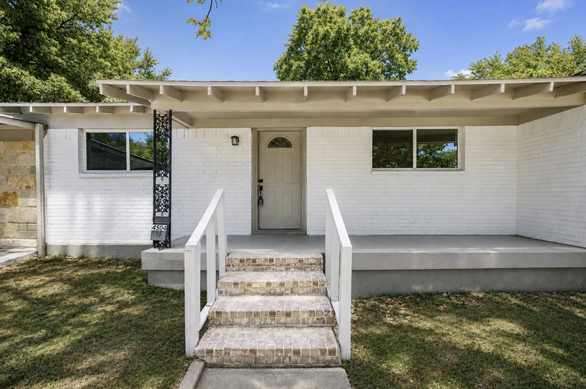 Single Family Residence For Sale in Tarrant County , 4504 Highland Lake Drive, Lake Worth, Texas 76135, 4 Bedroom, 2 Bathroom, Garage spaces, 1,224 Sqft, built in 1958, Price $239,800, mls#21359613, Real Estate Agent in Lake Worth, Homes For Sale in Tarrant county, Homes For Sale in Lake Worth, Realtor in Lake Worth Texas, Real Estate Brokerage Independent Realty Texas, Luminita Cordes Realtor