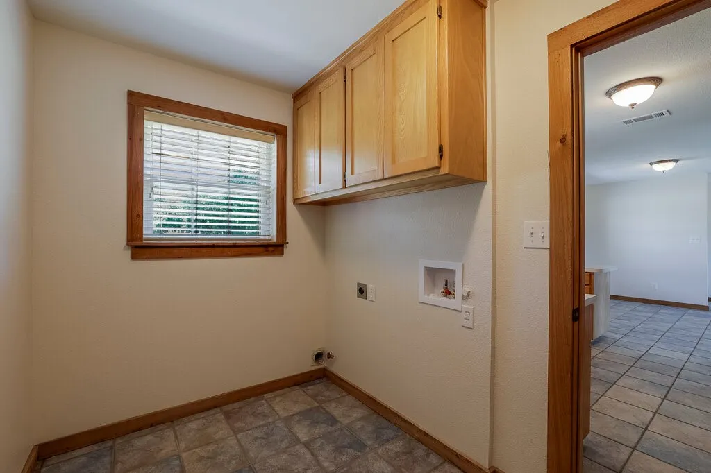Single Family Residence For Sale in Tarrant County , 4024 J Rendon Road, Burleson, Texas 76028, 3 Bedroom, 2 Bathroom, 2 Garage spaces, 1,541 Sqft, built in 2001, mls#21359066, Real Estate Agent in Burleson, Homes For Sale in Tarrant county, Homes For Sale in Burleson, Realtor in Burleson Texas, Real Estate Brokerage Independent Realty Texas, Luminita Cordes Realtor