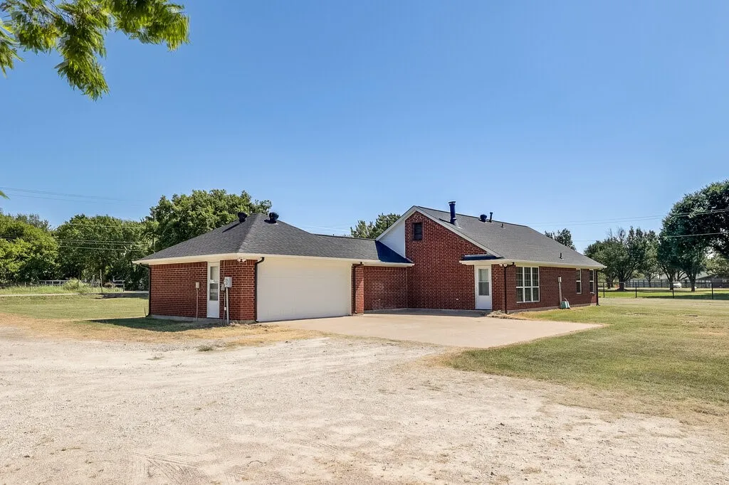 Single Family Residence For Sale in Tarrant County , 4024 J Rendon Road, Burleson, Texas 76028, 3 Bedroom, 2 Bathroom, 2 Garage spaces, 1,541 Sqft, built in 2001, mls#21359066, Real Estate Agent in Burleson, Homes For Sale in Tarrant county, Homes For Sale in Burleson, Realtor in Burleson Texas, Real Estate Brokerage Independent Realty Texas, Luminita Cordes Realtor