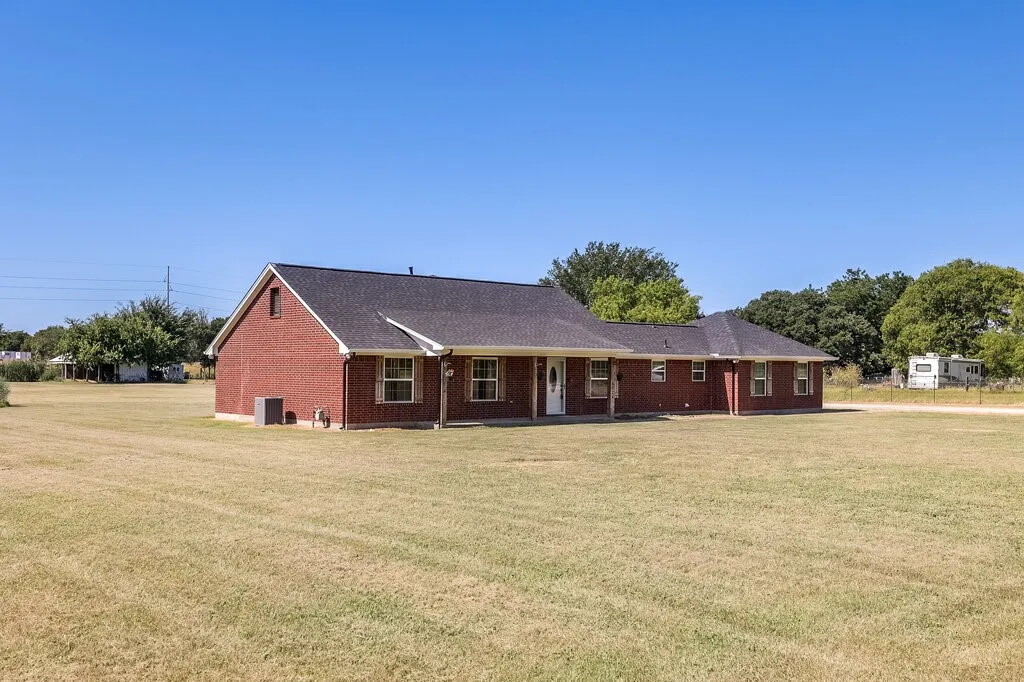 Single Family Residence For Sale in Tarrant County , 4024 J Rendon Road, Burleson, Texas 76028, 3 Bedroom, 2 Bathroom, 2 Garage spaces, 1,541 Sqft, built in 2001, mls#21359066, Real Estate Agent in Burleson, Homes For Sale in Tarrant county, Homes For Sale in Burleson, Realtor in Burleson Texas, Real Estate Brokerage Independent Realty Texas, Luminita Cordes Realtor